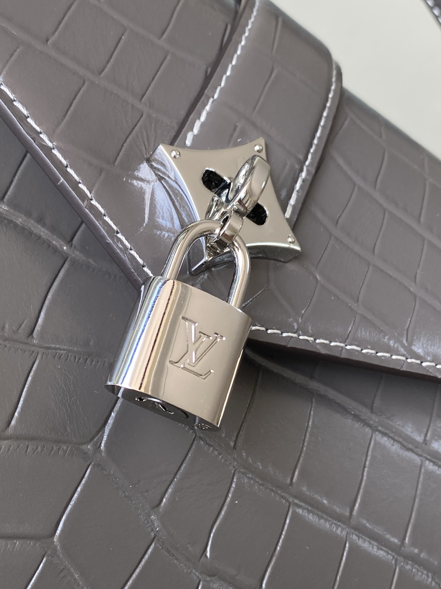 特级原厂皮 N80432 鳄鱼灰色中号 Rose des Vents 中号手袋取材光滑与粒面小牛皮勾勒雅