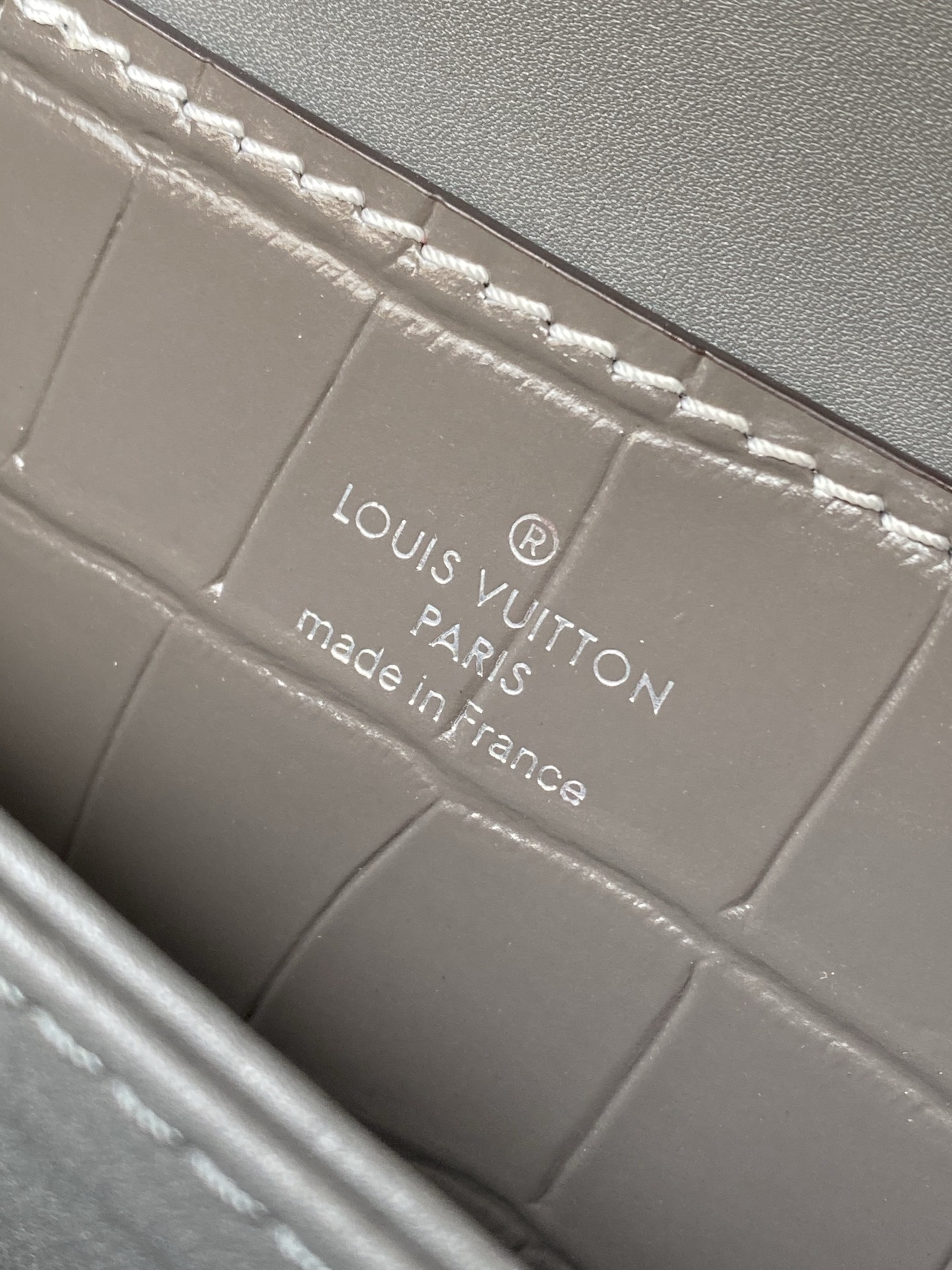 特级原厂皮 N80432 鳄鱼灰色中号 Rose des Vents 中号手袋取材光滑与粒面小牛皮勾勒雅