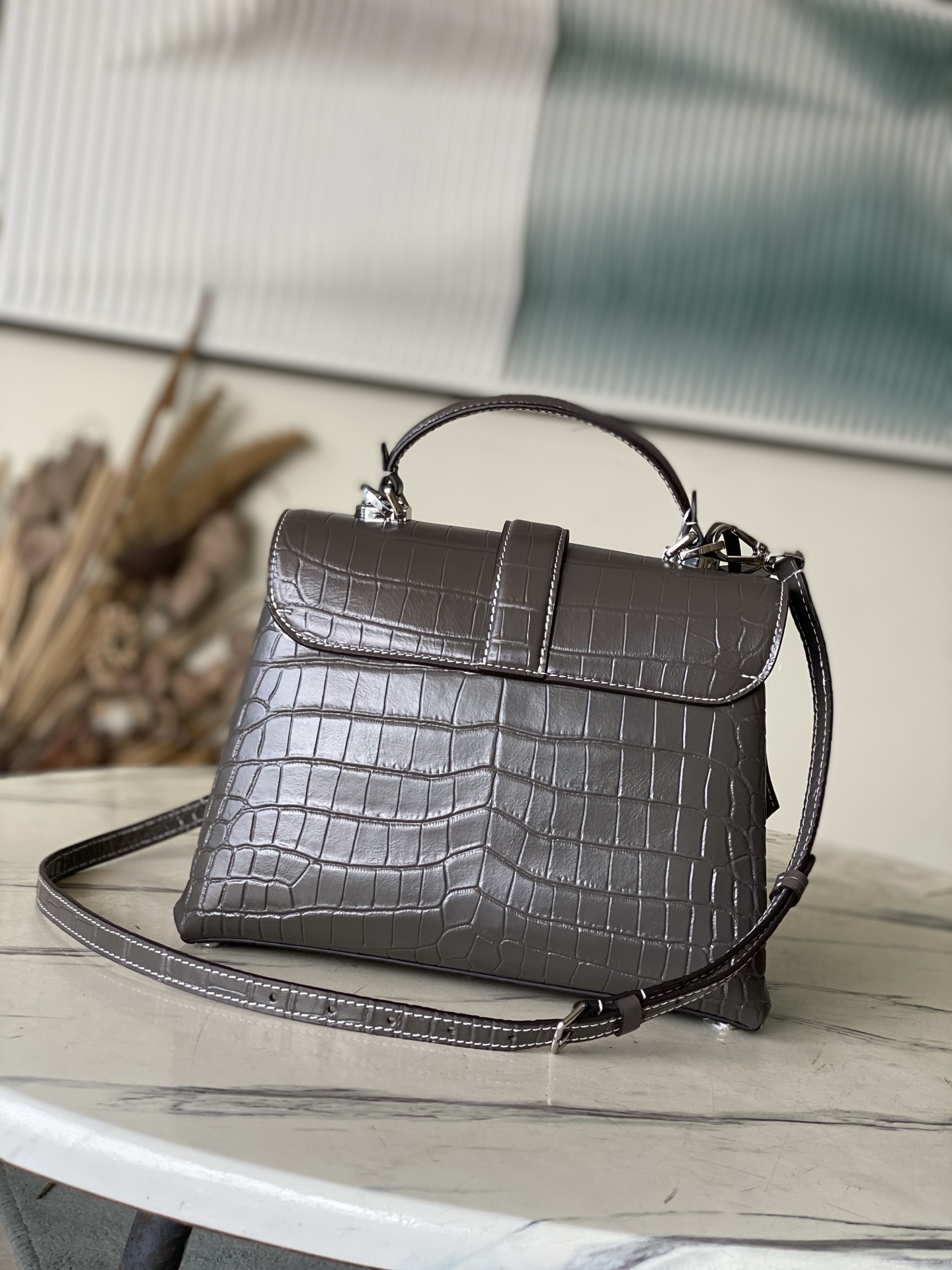 特级原厂皮 N80432 鳄鱼灰色中号 Rose des Vents 中号手袋取材光滑与粒面小牛皮勾勒雅