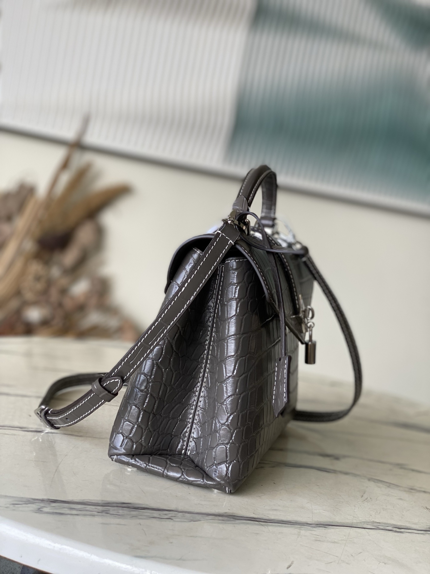 特级原厂皮 N80432 鳄鱼灰色中号 Rose des Vents 中号手袋取材光滑与粒面小牛皮勾勒雅