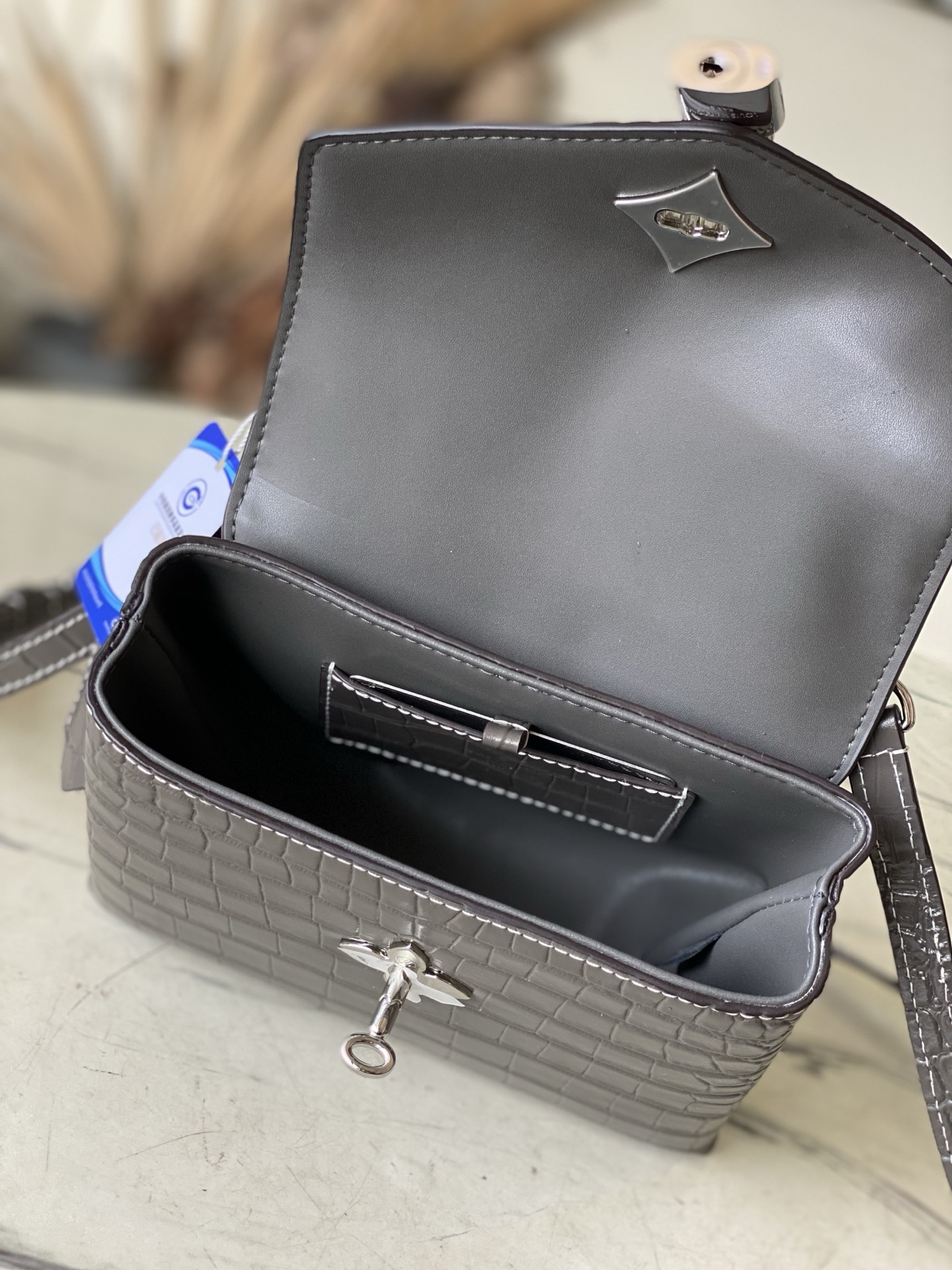 特级原厂皮 N80432 鳄鱼灰色小号 Rose des Vents 小号手袋取材光滑与粒面小牛皮勾勒雅