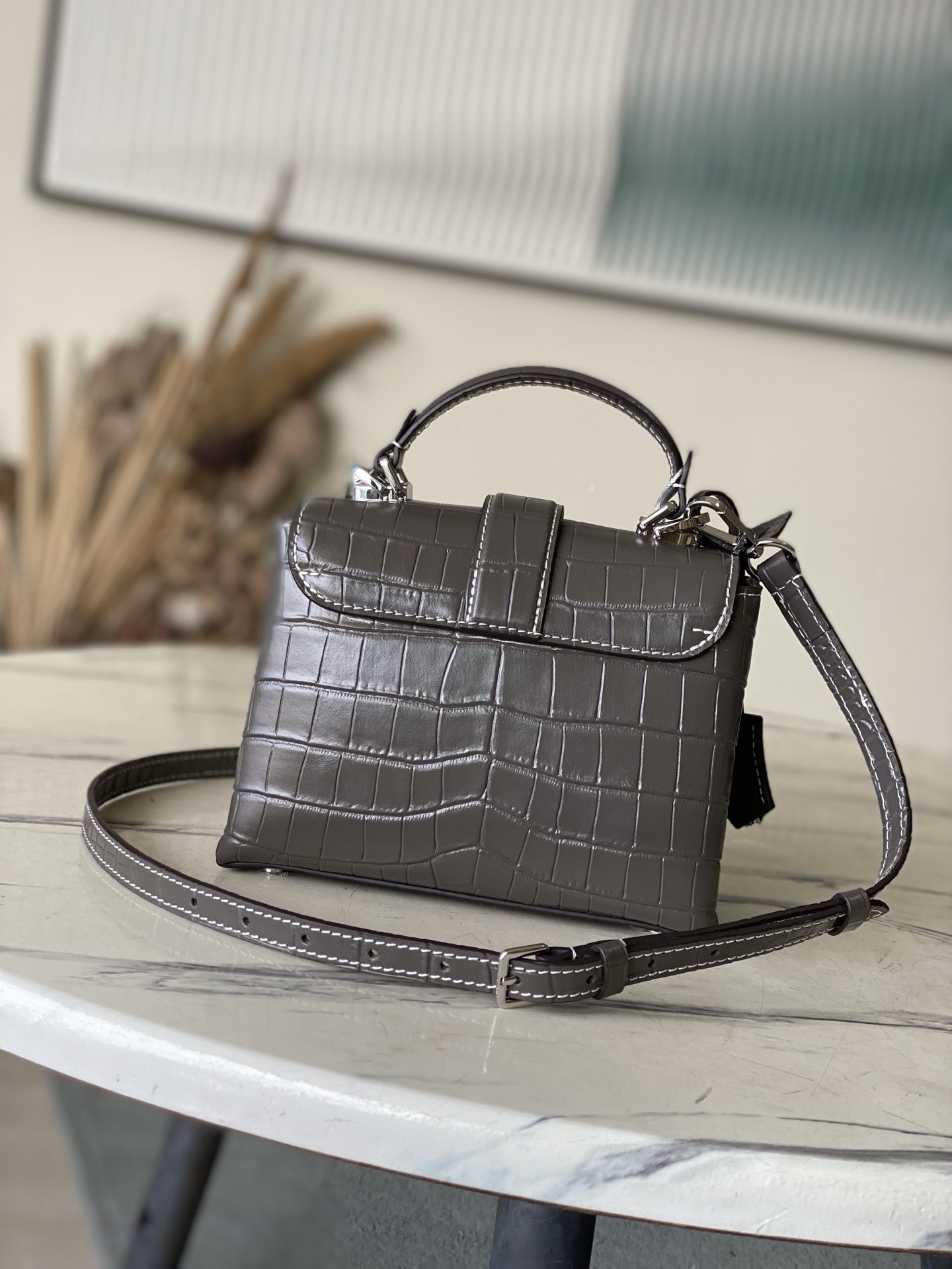 特级原厂皮 N80432 鳄鱼灰色小号 Rose des Vents 小号手袋取材光滑与粒面小牛皮勾勒雅