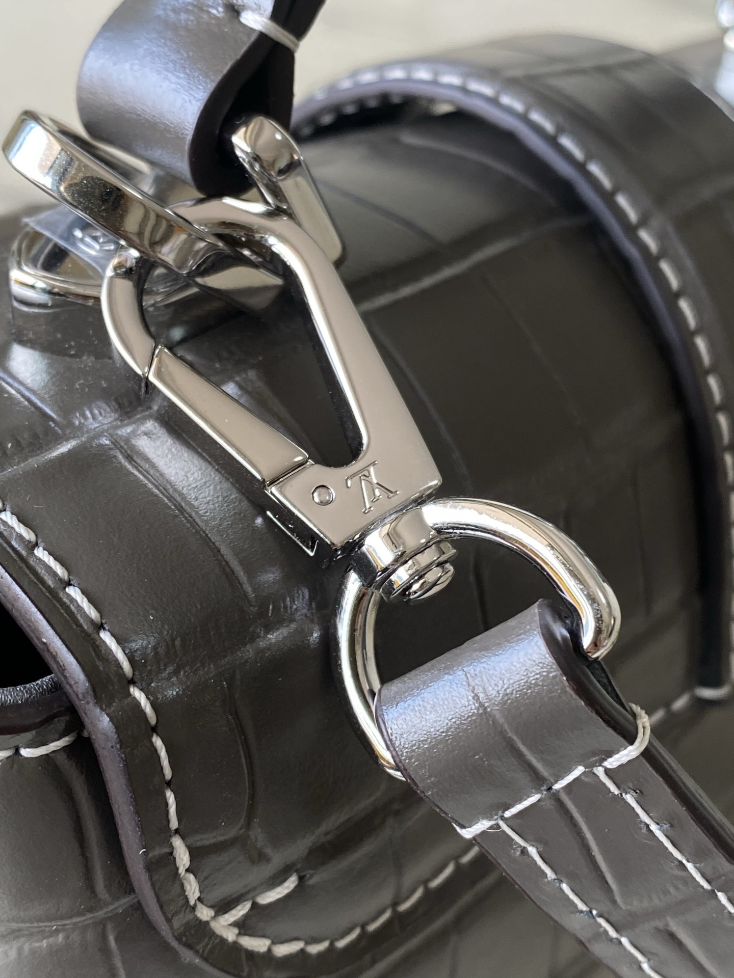 特级原厂皮 N80432 鳄鱼灰色小号 Rose des Vents 小号手袋取材光滑与粒面小牛皮勾勒雅