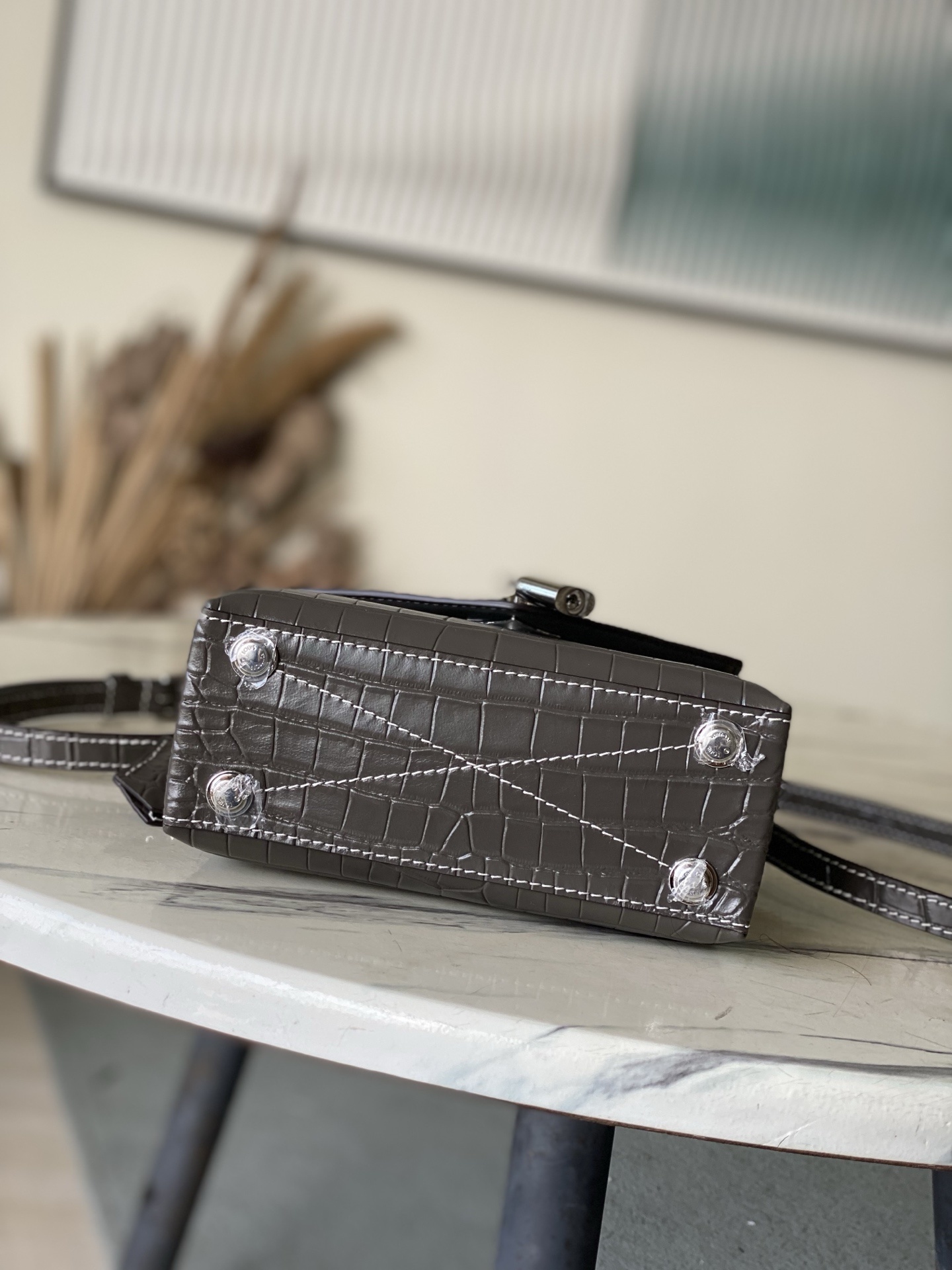 特级原厂皮 N80432 鳄鱼灰色小号 Rose des Vents 小号手袋取材光滑与粒面小牛皮勾勒雅