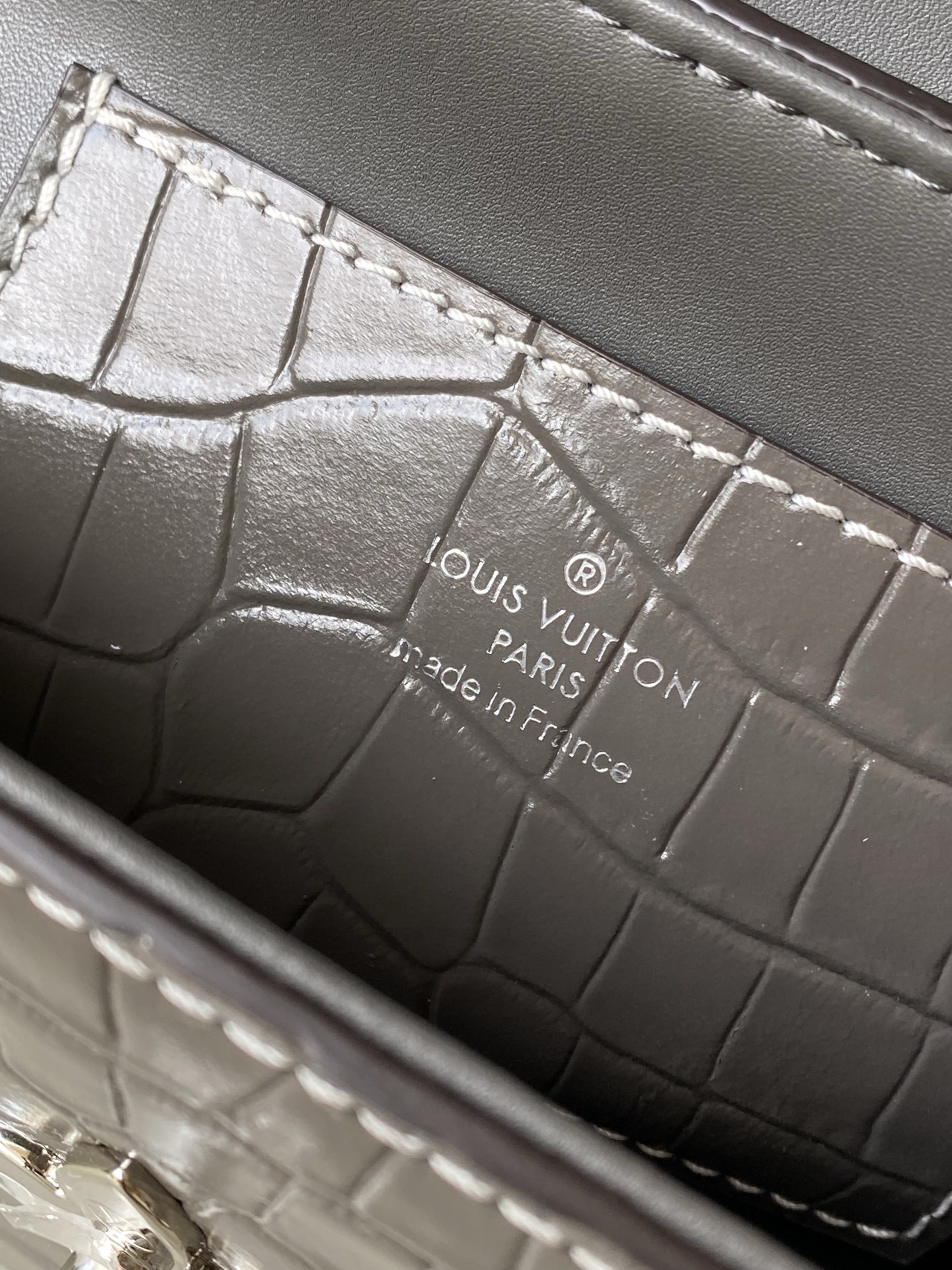 特级原厂皮 N80432 鳄鱼灰色小号 Rose des Vents 小号手袋取材光滑与粒面小牛皮勾勒雅