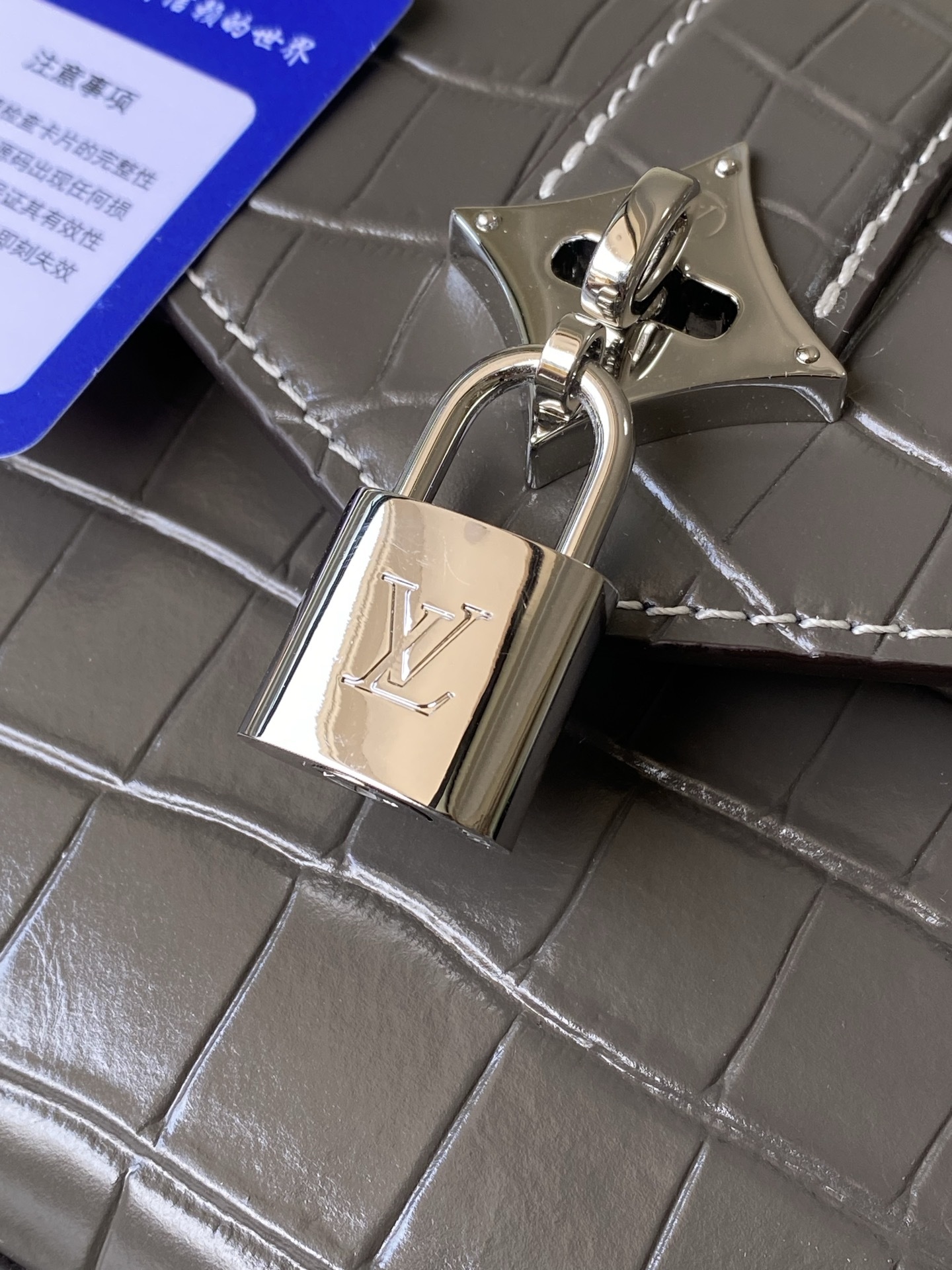 特级原厂皮 N80432 鳄鱼灰色小号 Rose des Vents 小号手袋取材光滑与粒面小牛皮勾勒雅