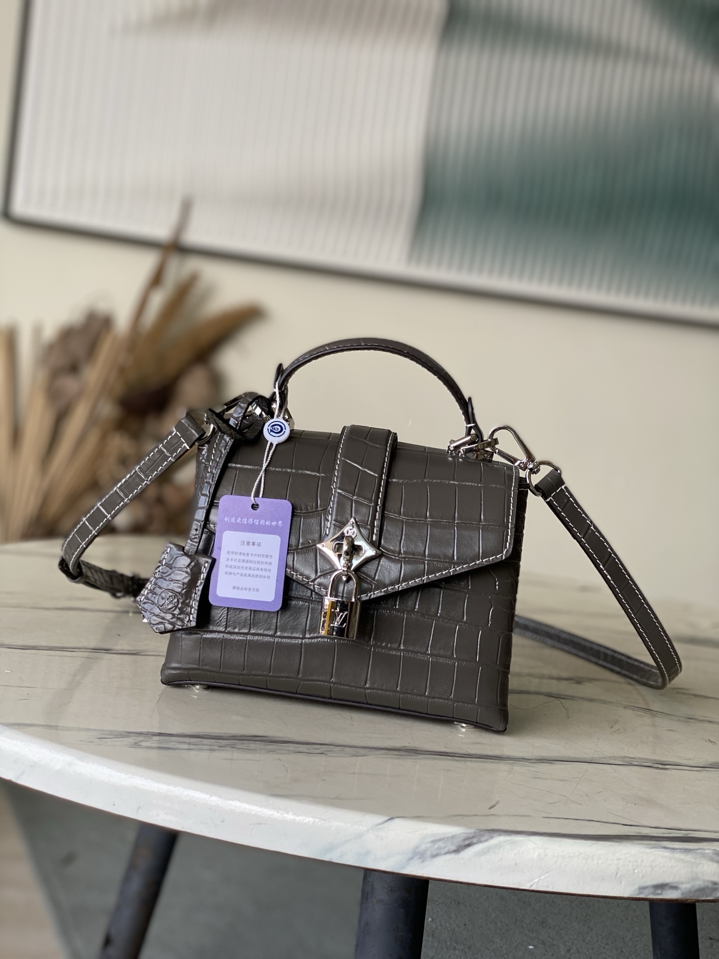 特级原厂皮 N80432 鳄鱼灰色小号 Rose des Vents 小号手袋取材光滑与粒面小牛皮勾勒雅