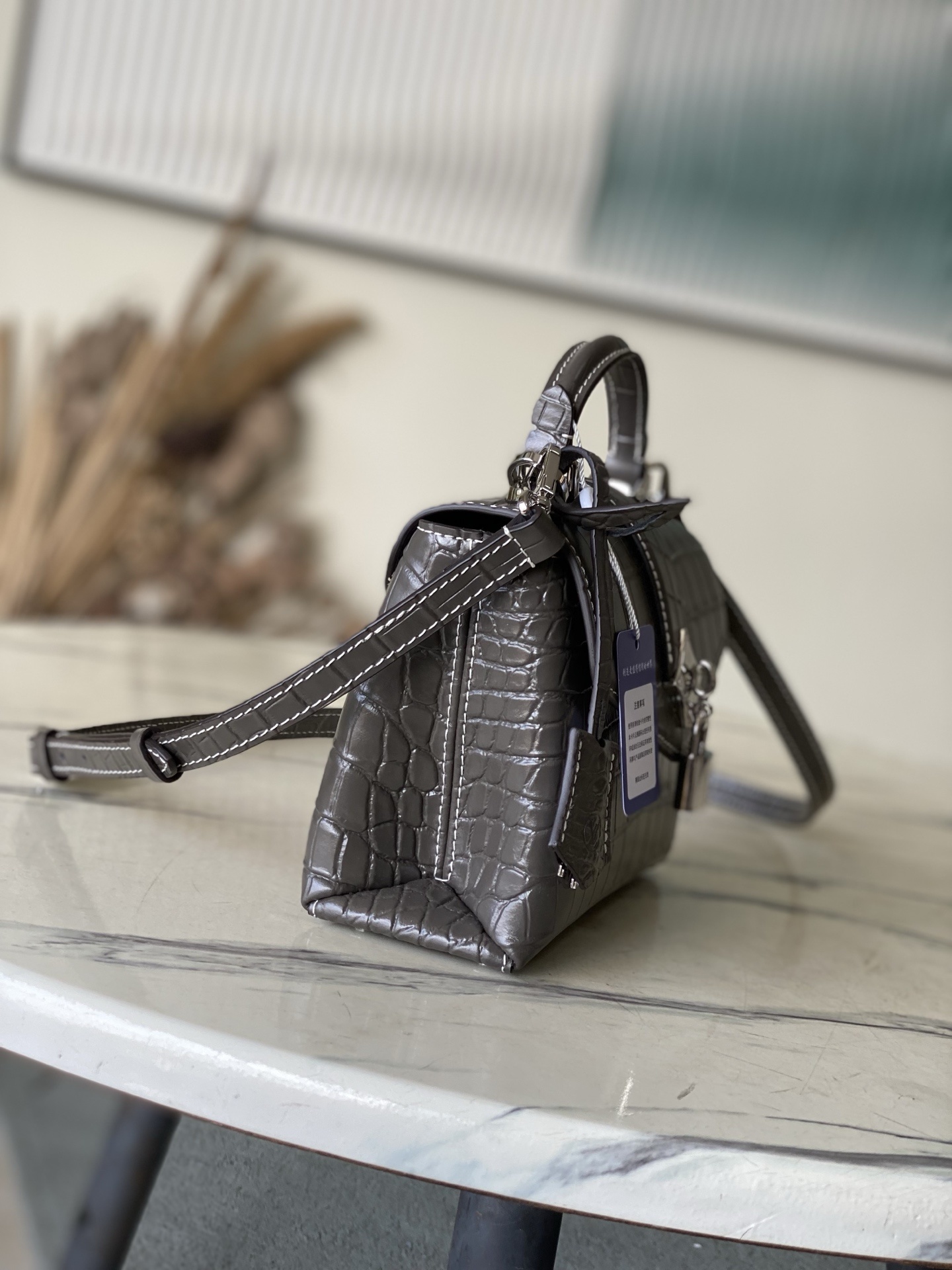 特级原厂皮 N80432 鳄鱼灰色小号 Rose des Vents 小号手袋取材光滑与粒面小牛皮勾勒雅