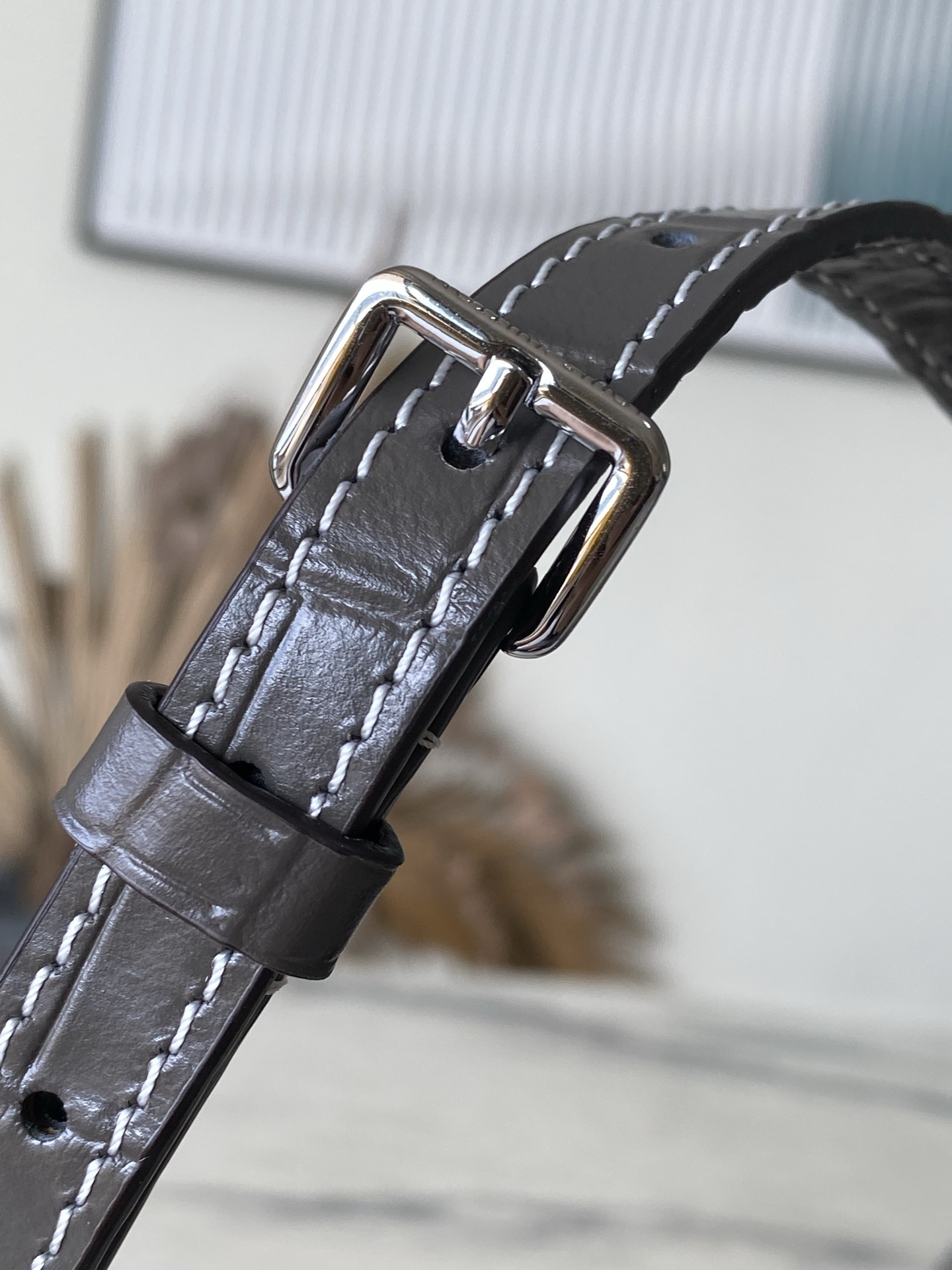 特级原厂皮 N80432 鳄鱼灰色小号 Rose des Vents 小号手袋取材光滑与粒面小牛皮勾勒雅