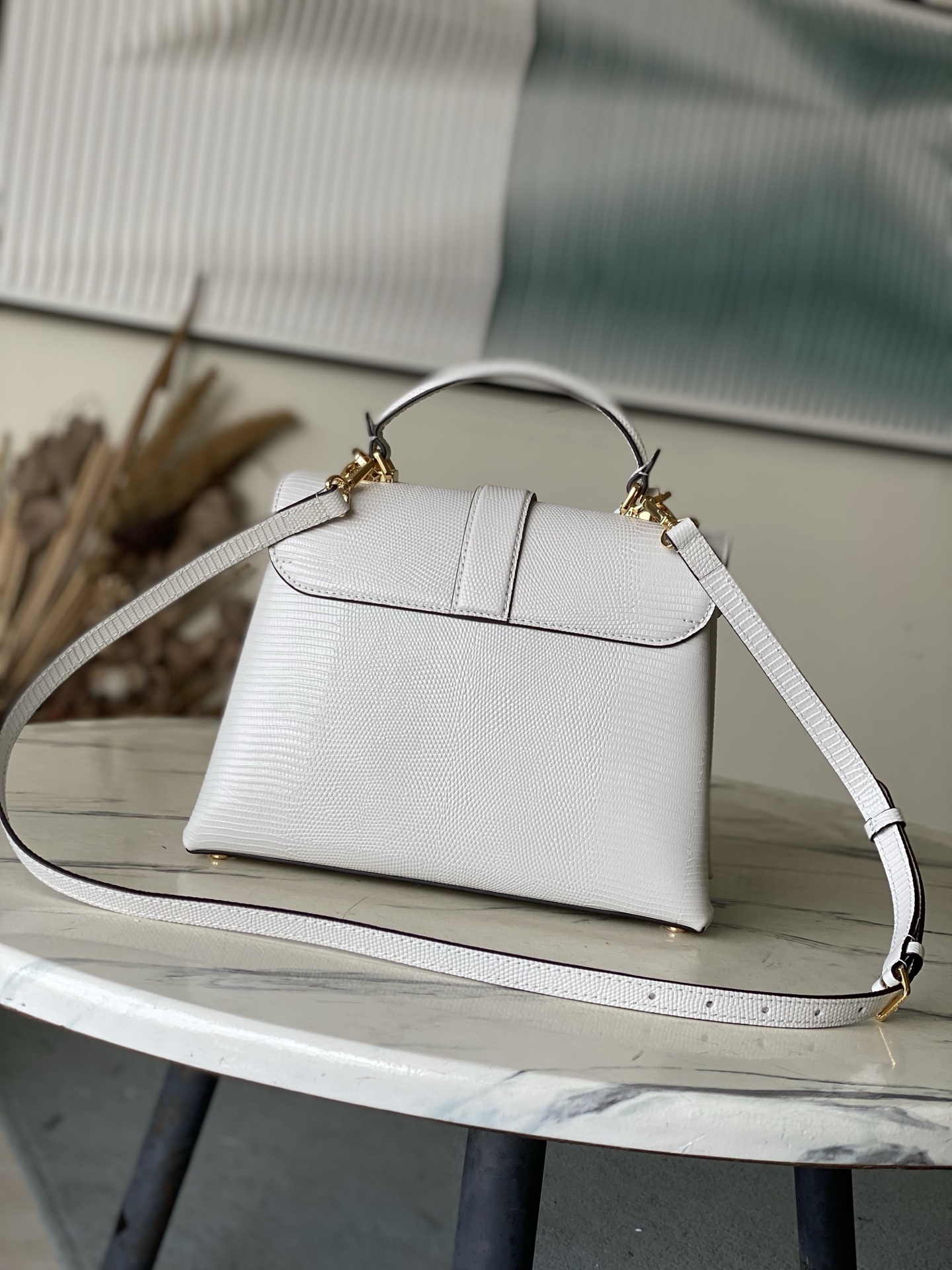 特级原厂皮 N80233 蜥蜴纹白中号 Rose des Vents 中号手袋取材光滑与粒面小牛皮勾勒雅