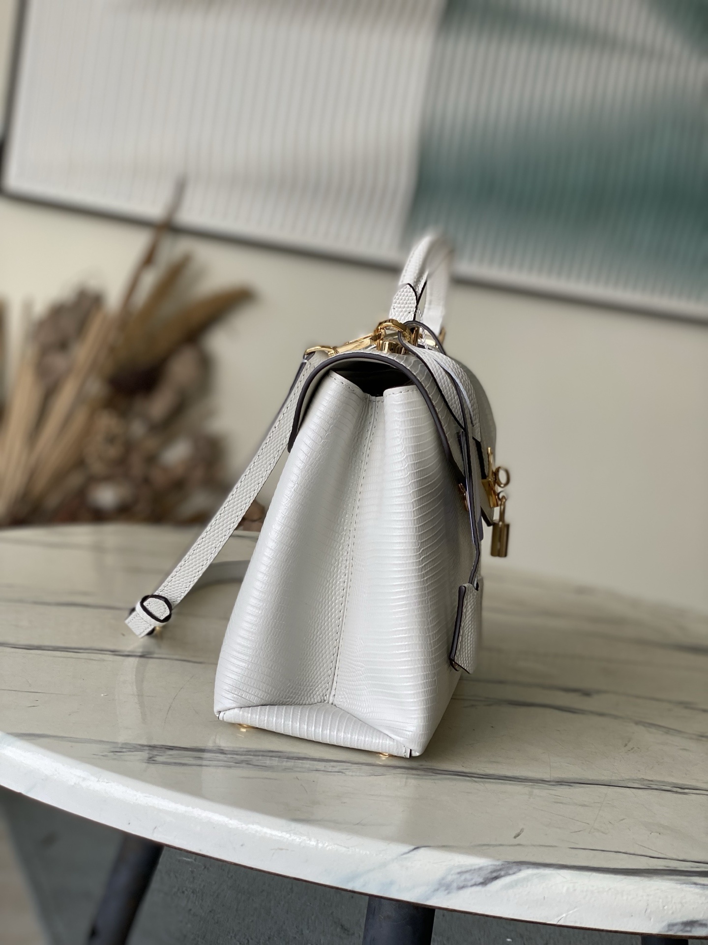 特级原厂皮 N80233 蜥蜴纹白中号 Rose des Vents 中号手袋取材光滑与粒面小牛皮勾勒雅