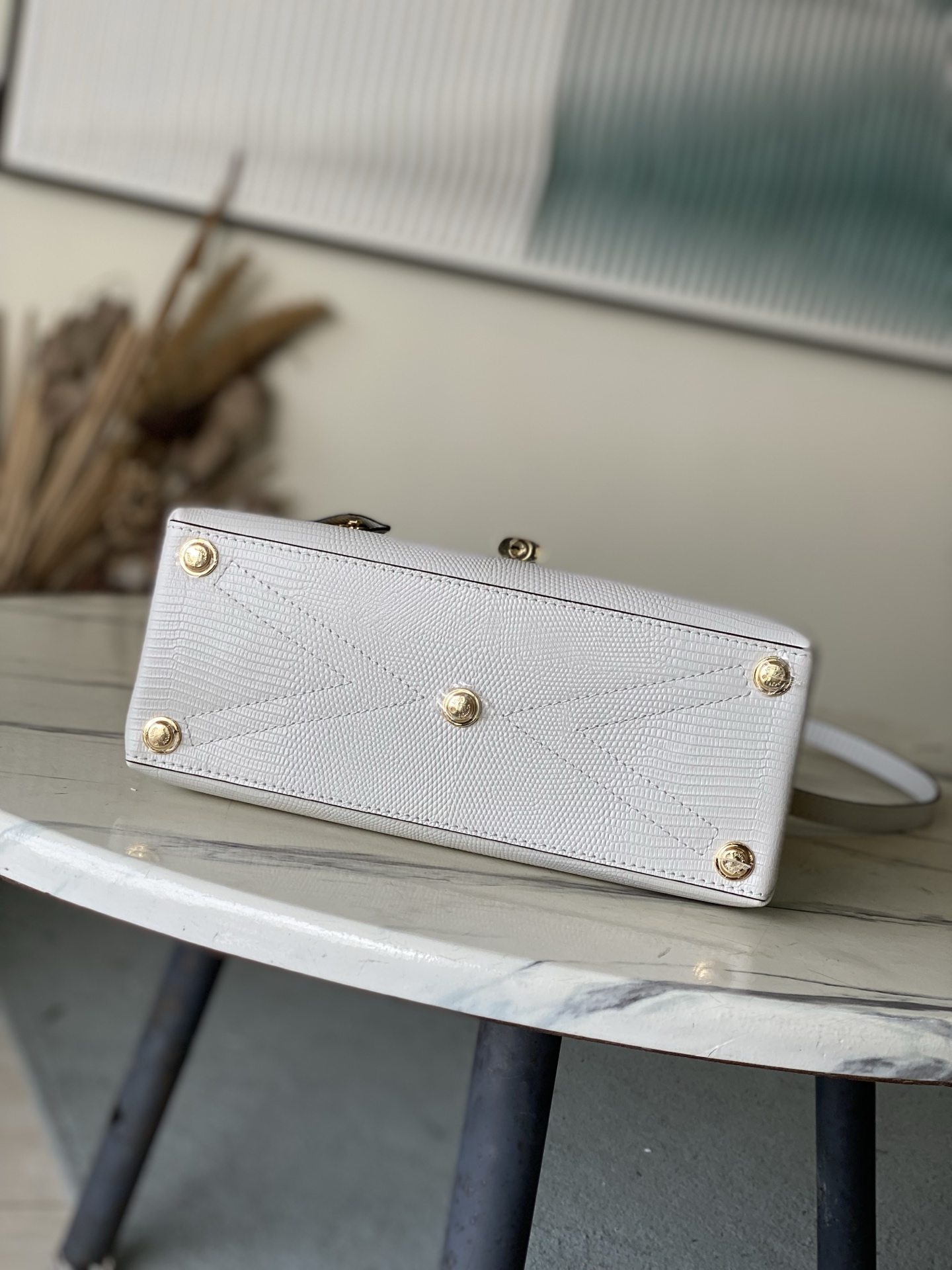 特级原厂皮 N80233 蜥蜴纹白中号 Rose des Vents 中号手袋取材光滑与粒面小牛皮勾勒雅