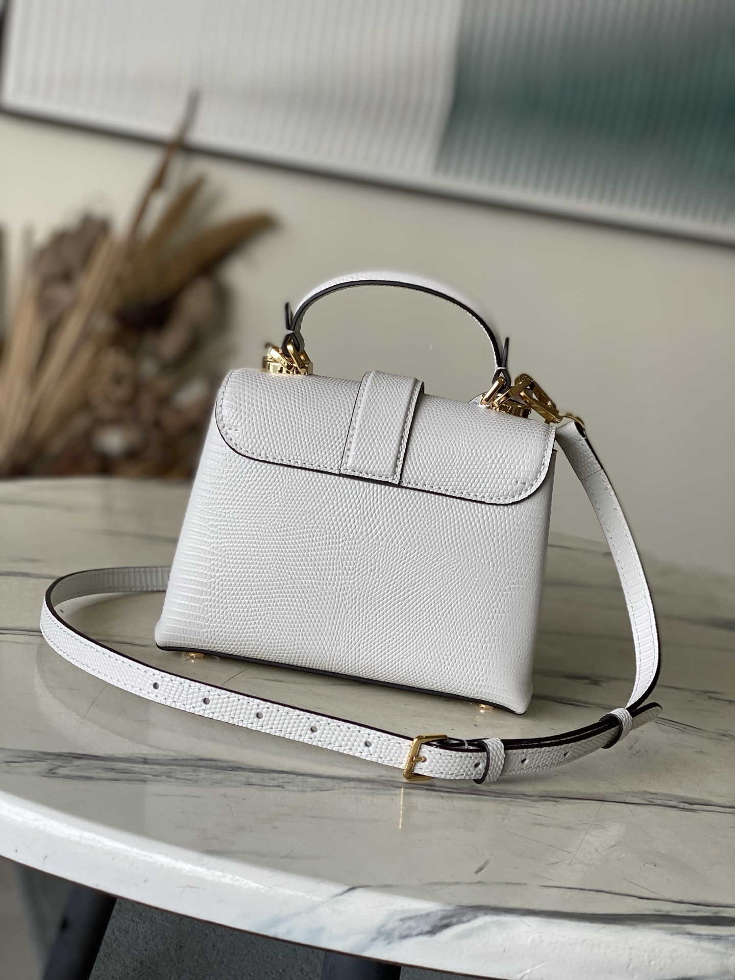 特级原厂皮 N80233 蜥蜴纹白小号 Rose des Vents 小号手袋取材光滑与粒面小牛皮勾勒雅