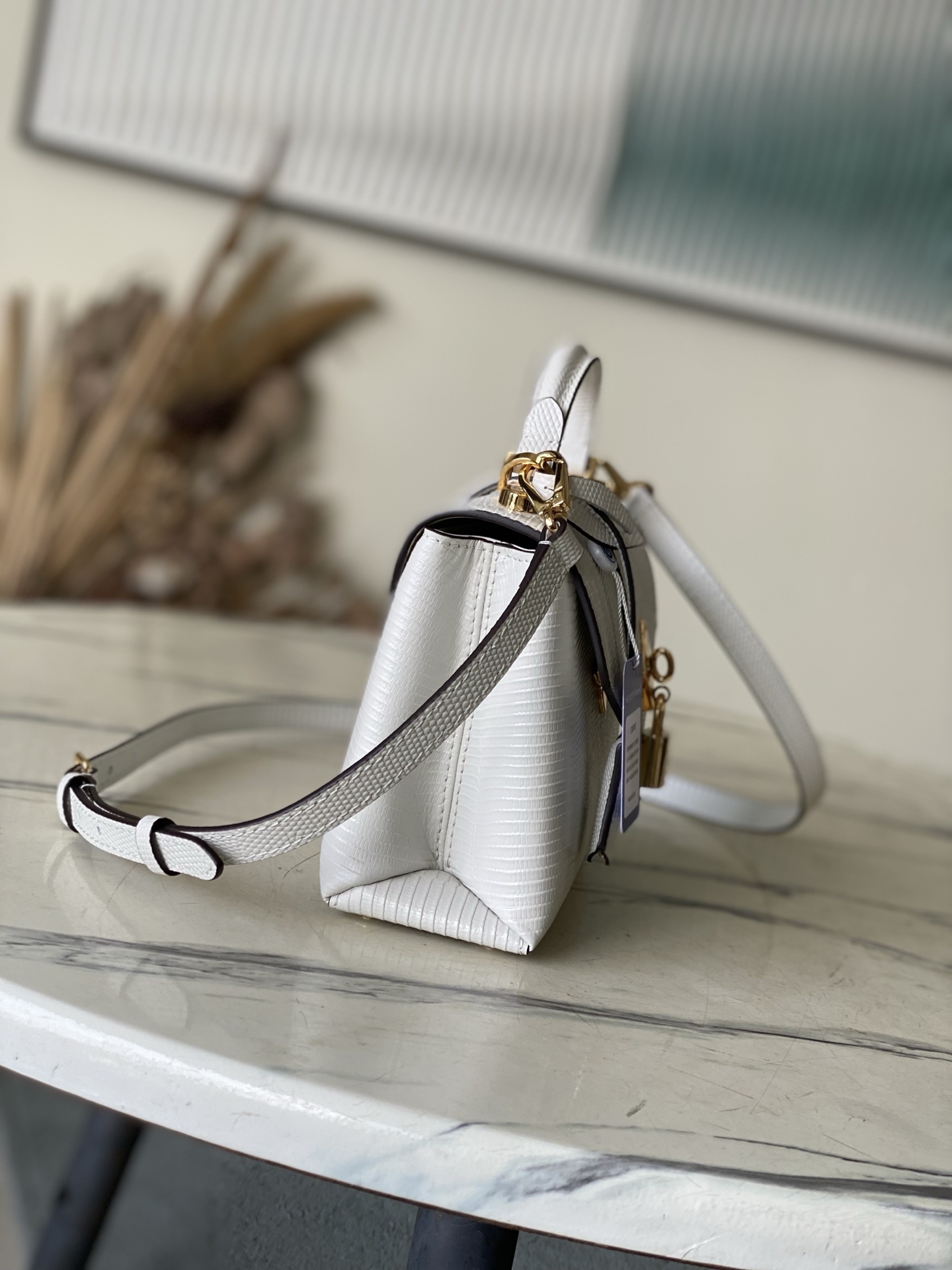 特级原厂皮 N80233 蜥蜴纹白小号 Rose des Vents 小号手袋取材光滑与粒面小牛皮勾勒雅