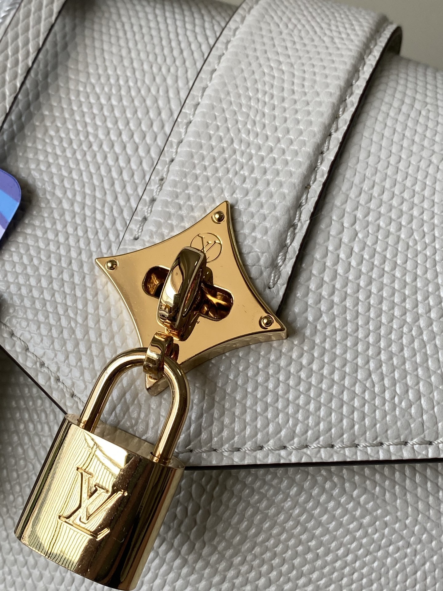 特级原厂皮 N80233 蜥蜴纹白小号 Rose des Vents 小号手袋取材光滑与粒面小牛皮勾勒雅