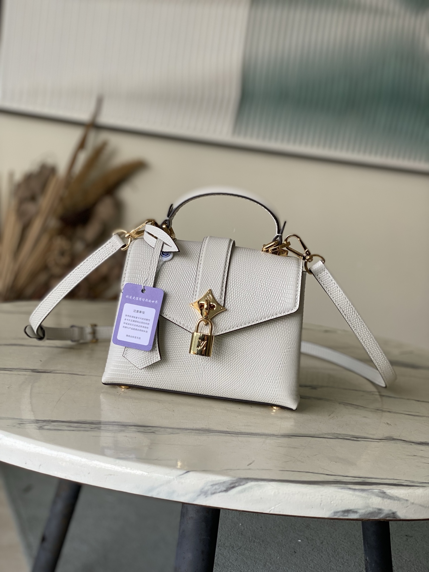 特级原厂皮 N80233 蜥蜴纹白小号 Rose des Vents 小号手袋取材光滑与粒面小牛皮勾勒雅