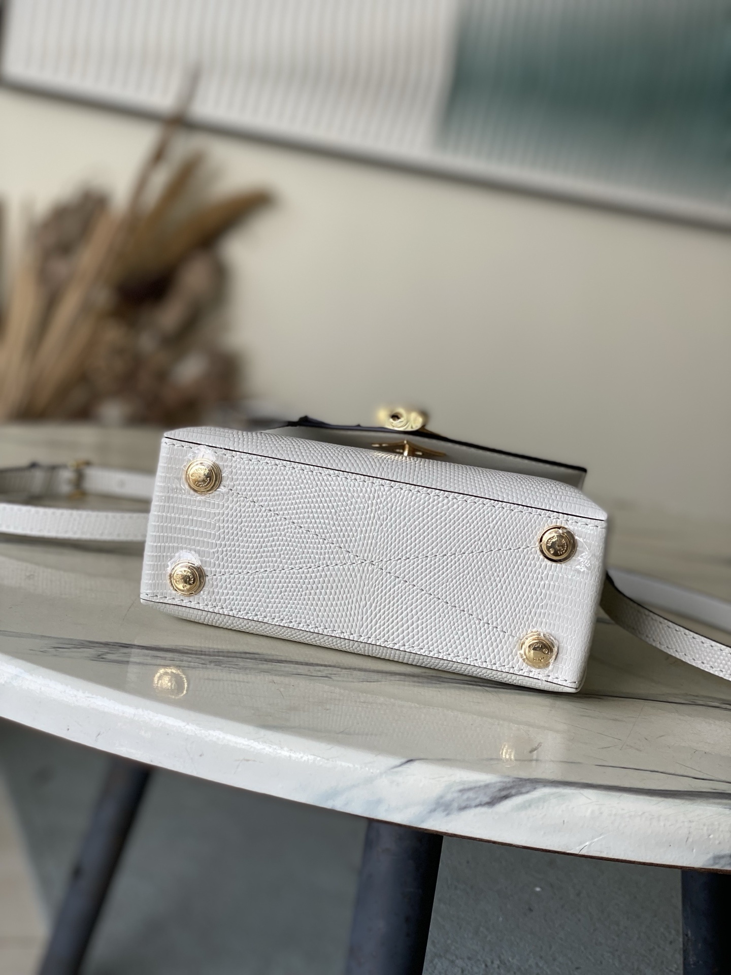 特级原厂皮 N80233 蜥蜴纹白小号 Rose des Vents 小号手袋取材光滑与粒面小牛皮勾勒雅