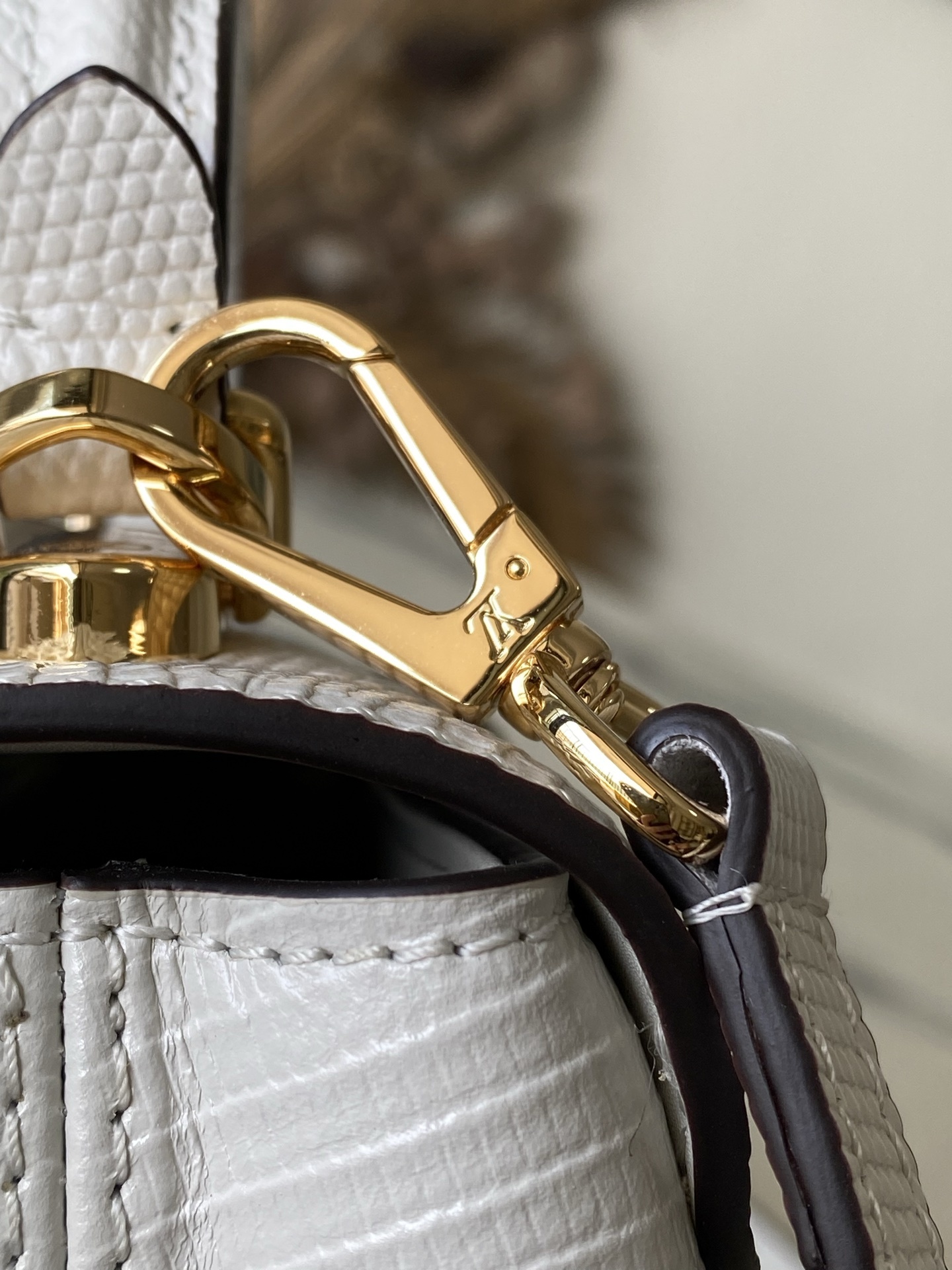 特级原厂皮 N80233 蜥蜴纹白小号 Rose des Vents 小号手袋取材光滑与粒面小牛皮勾勒雅