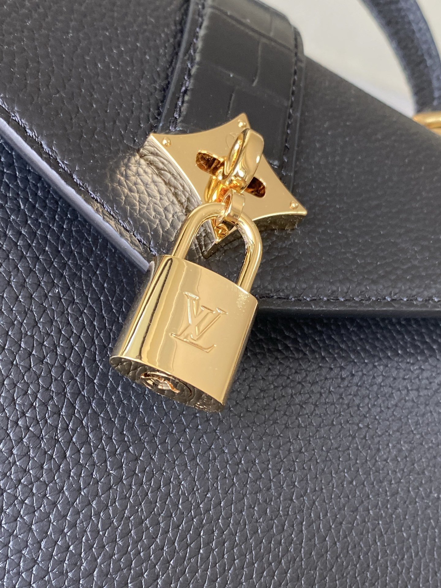 特级原厂皮 N80233 黑荔枝纹配鳄鱼中号 Rose des Vents 中号手袋取材光滑与粒面小牛皮