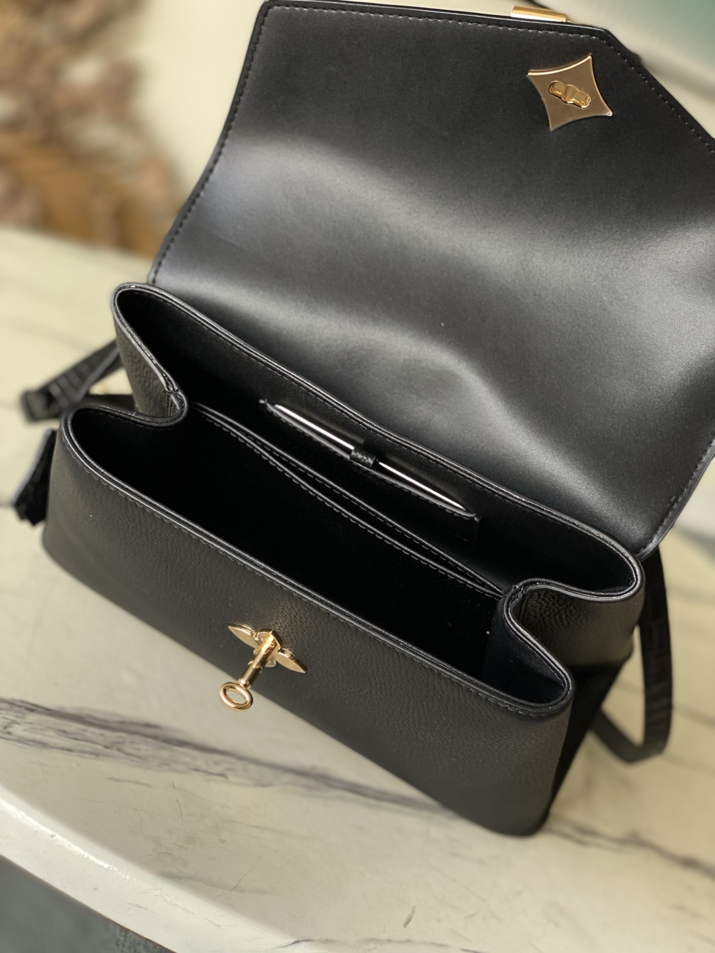 特级原厂皮 N80233 黑荔枝纹配鳄鱼中号 Rose des Vents 中号手袋取材光滑与粒面小牛皮