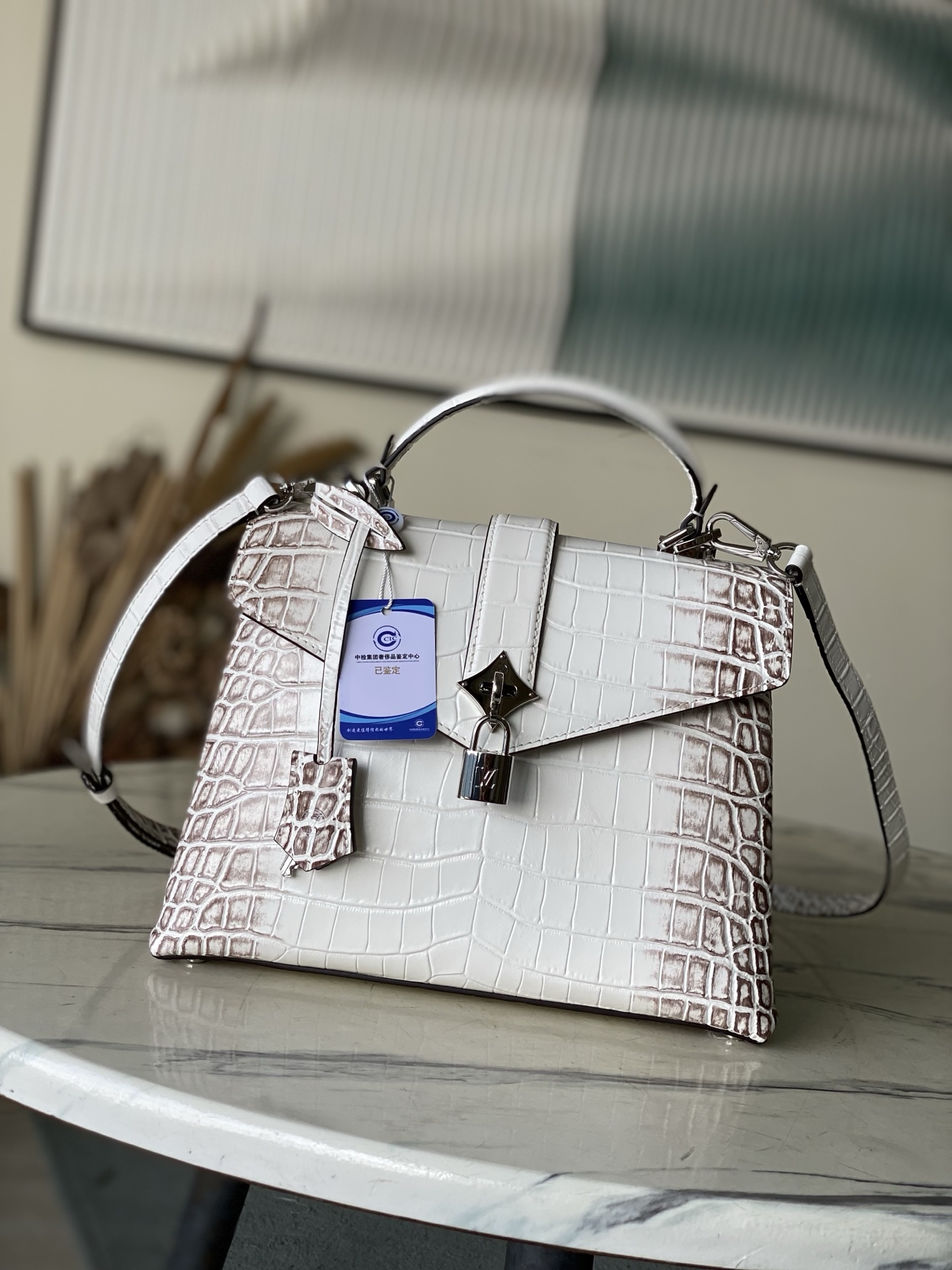 特级原厂皮 N84714 喜马拉雅白中号 Rose des Vents 中号手袋取材光滑与粒面小牛皮勾勒