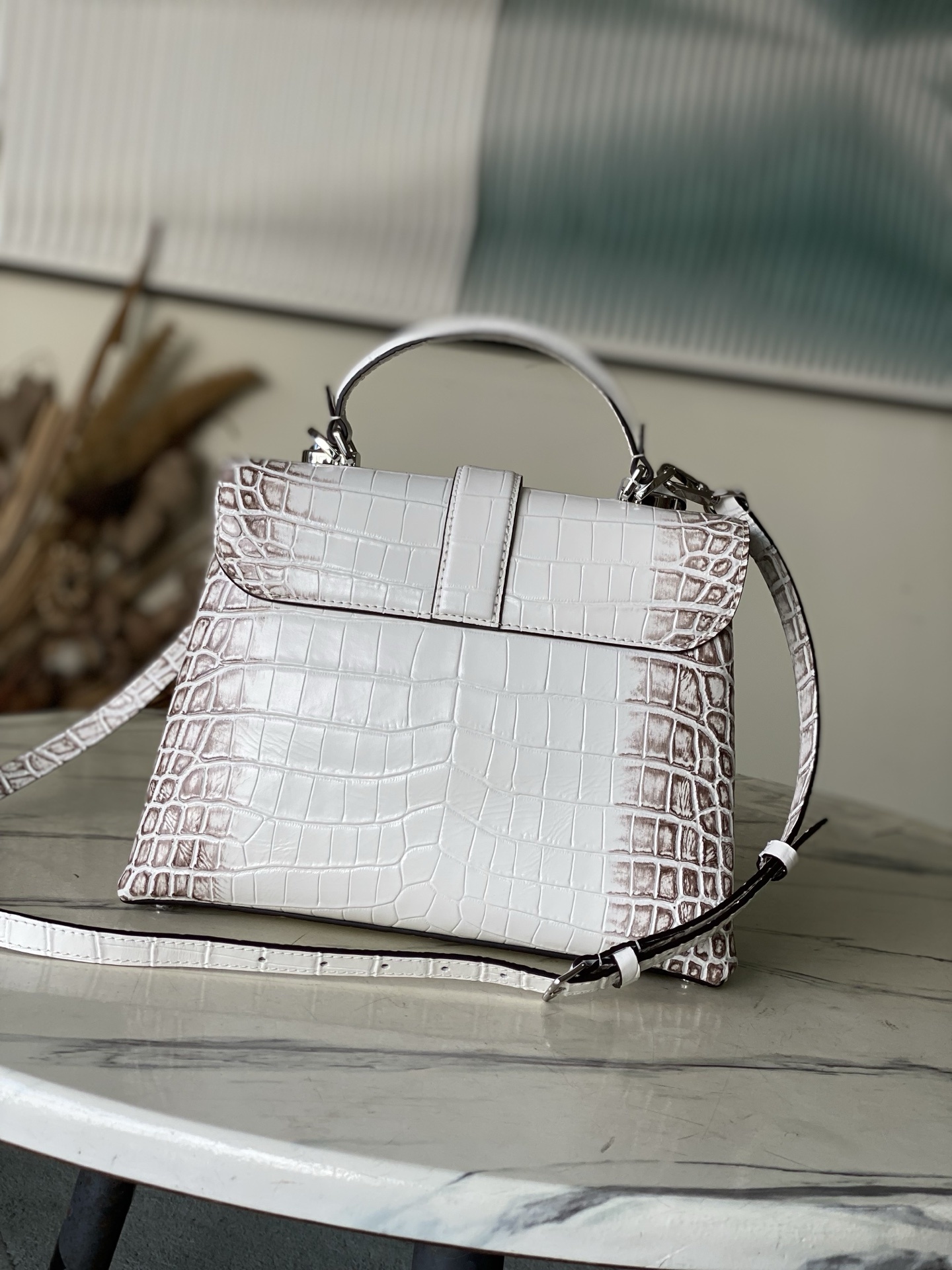 特级原厂皮 N84714 喜马拉雅白中号 Rose des Vents 中号手袋取材光滑与粒面小牛皮勾勒