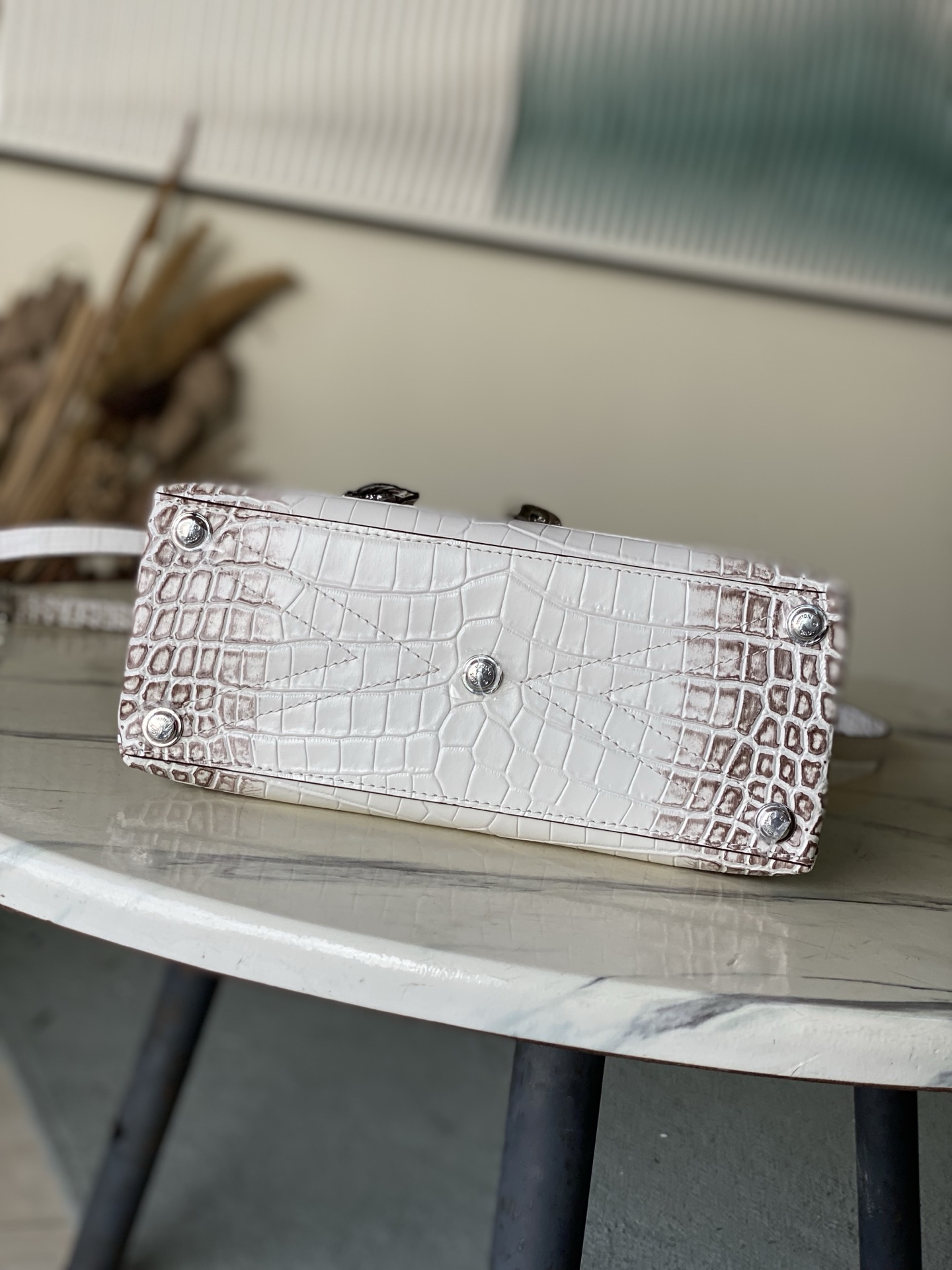 特级原厂皮 N84714 喜马拉雅白中号 Rose des Vents 中号手袋取材光滑与粒面小牛皮勾勒