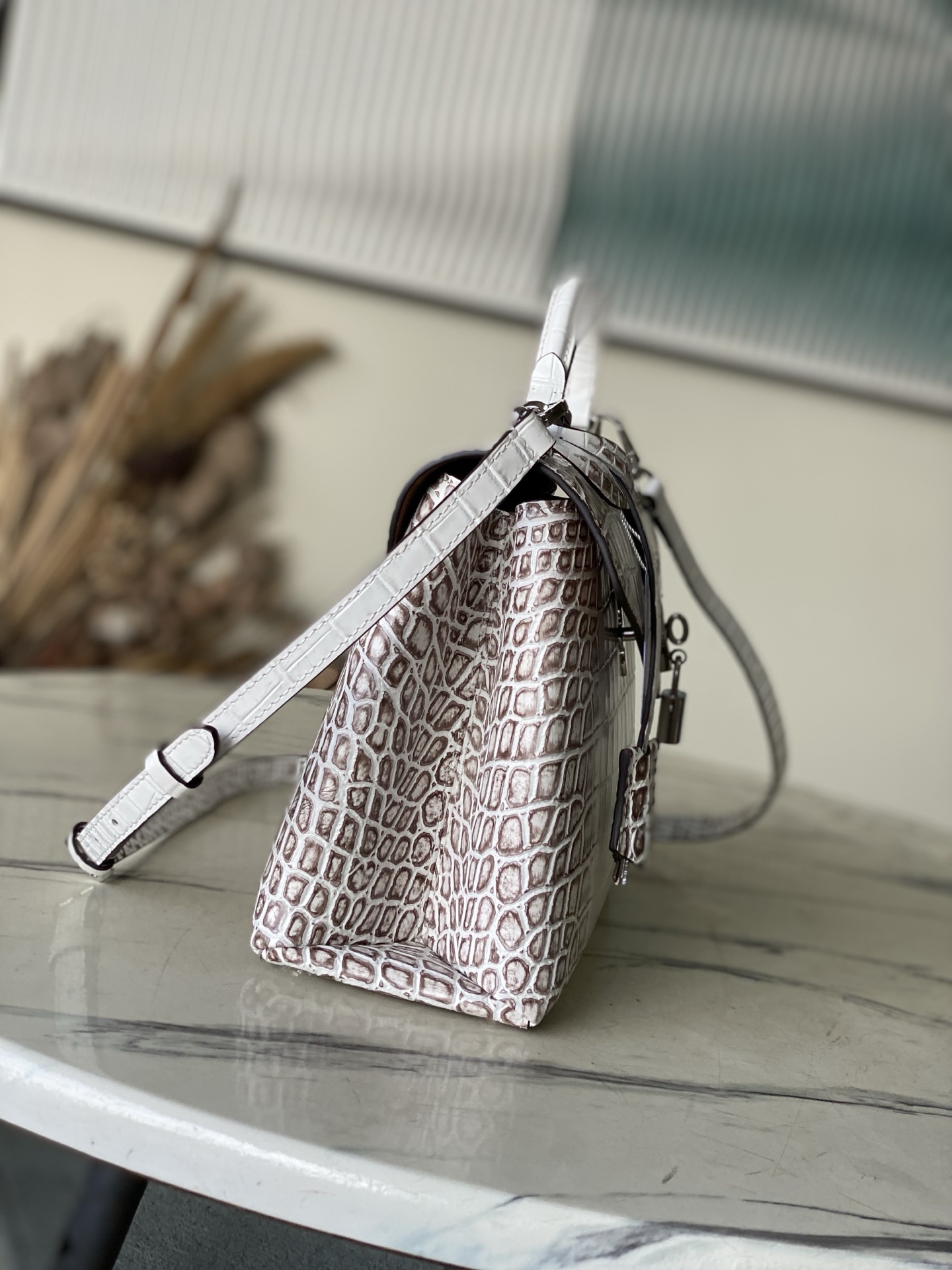 特级原厂皮 N84714 喜马拉雅白中号 Rose des Vents 中号手袋取材光滑与粒面小牛皮勾勒