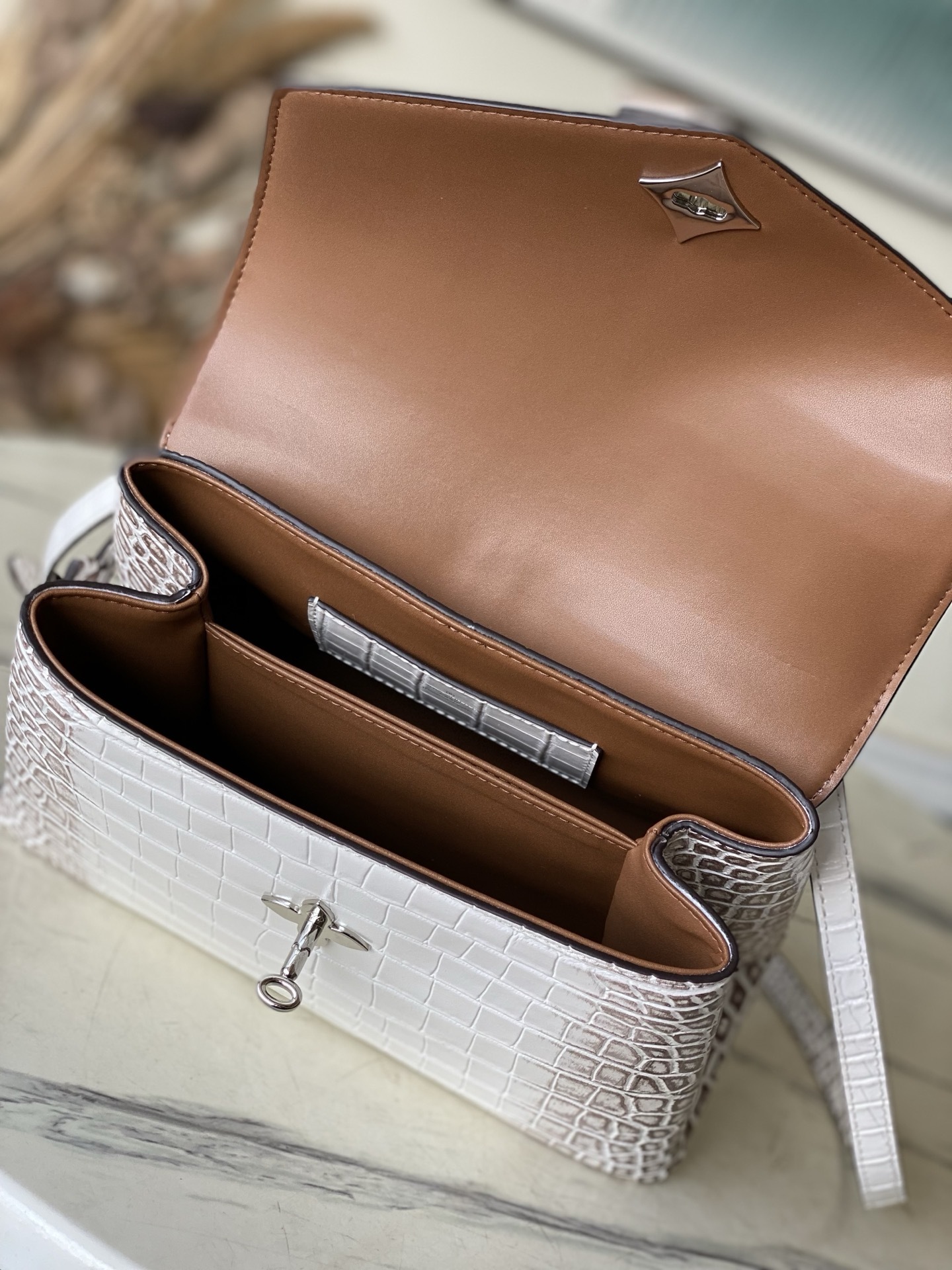 特级原厂皮 N84714 喜马拉雅白中号 Rose des Vents 中号手袋取材光滑与粒面小牛皮勾勒