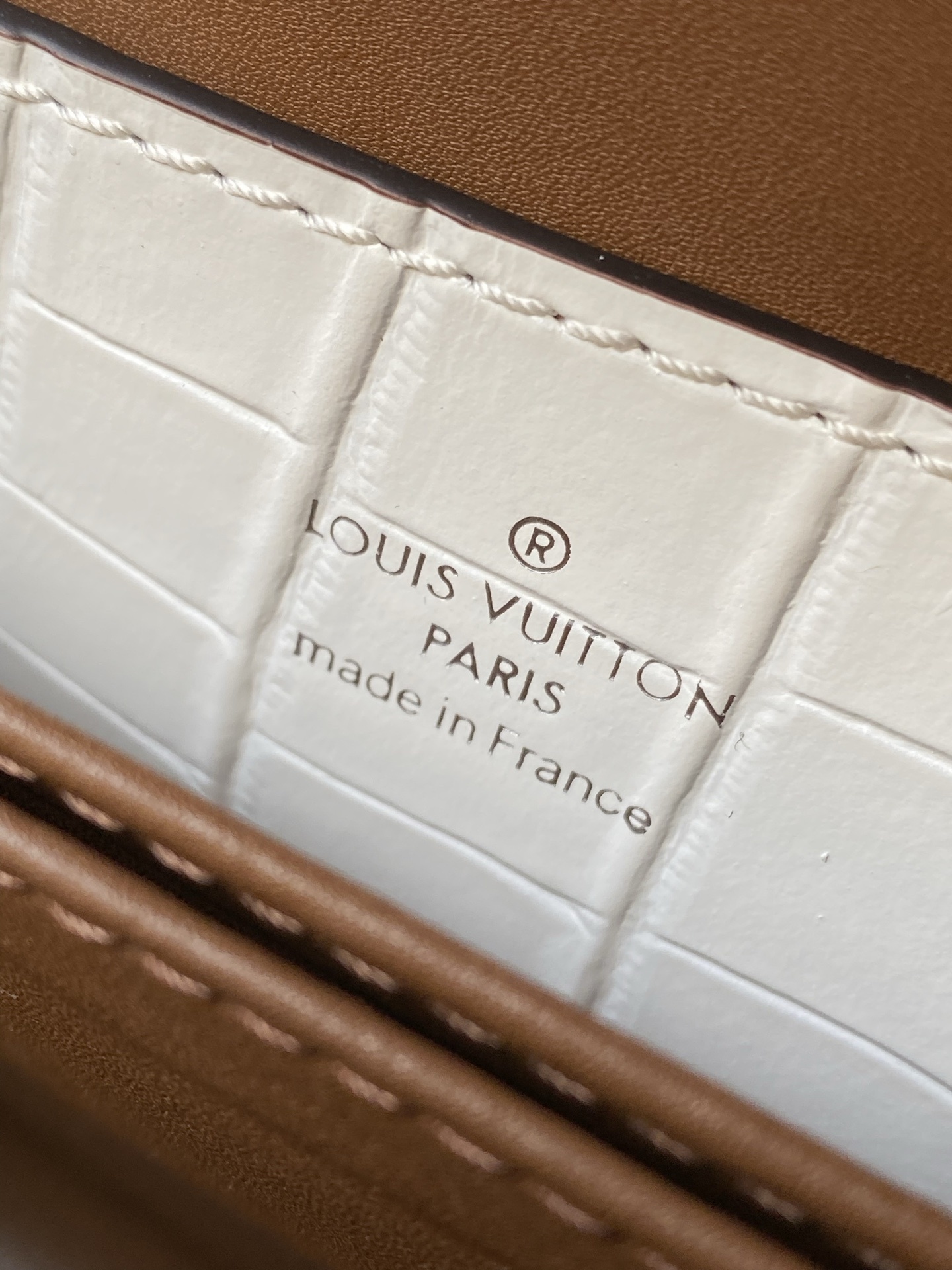 特级原厂皮 N84714 喜马拉雅白中号 Rose des Vents 中号手袋取材光滑与粒面小牛皮勾勒