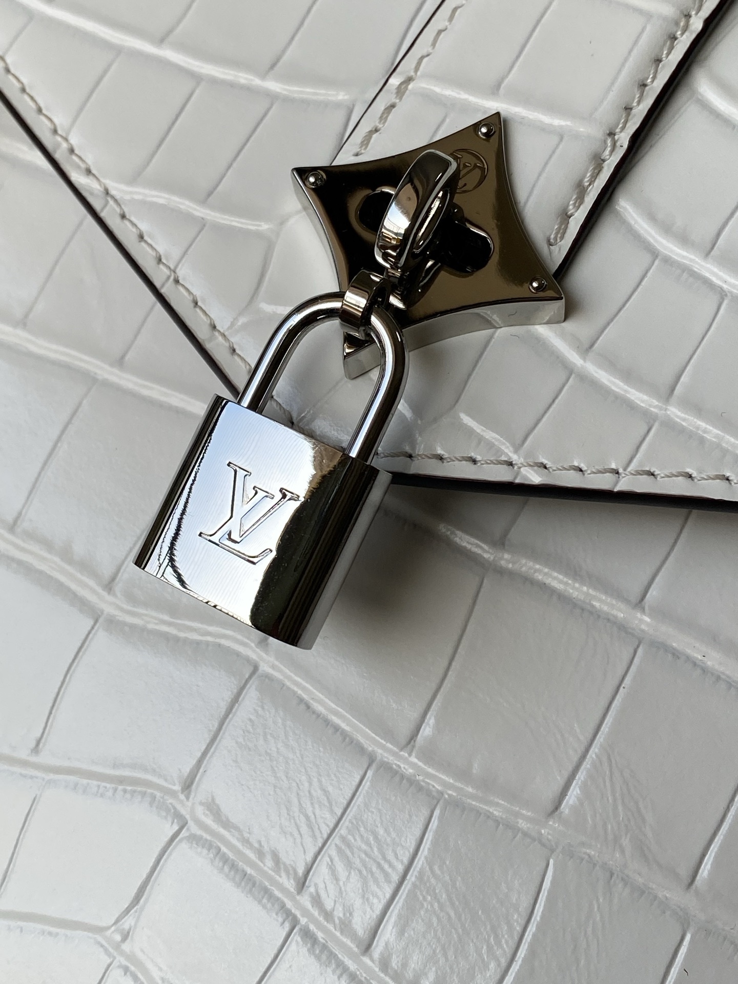 特级原厂皮 N84714 喜马拉雅白中号 Rose des Vents 中号手袋取材光滑与粒面小牛皮勾勒