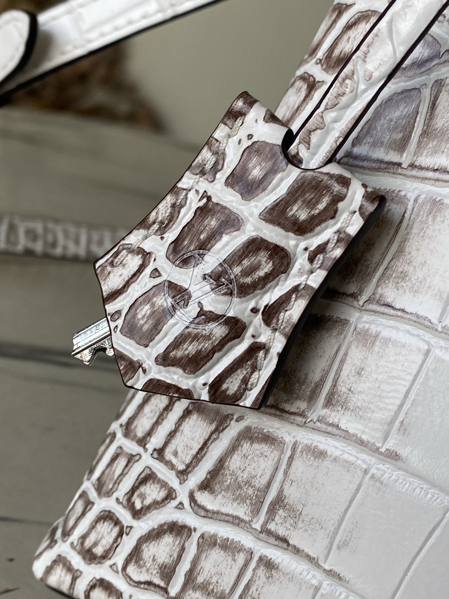 特级原厂皮 N84714 喜马拉雅白中号 Rose des Vents 中号手袋取材光滑与粒面小牛皮勾勒