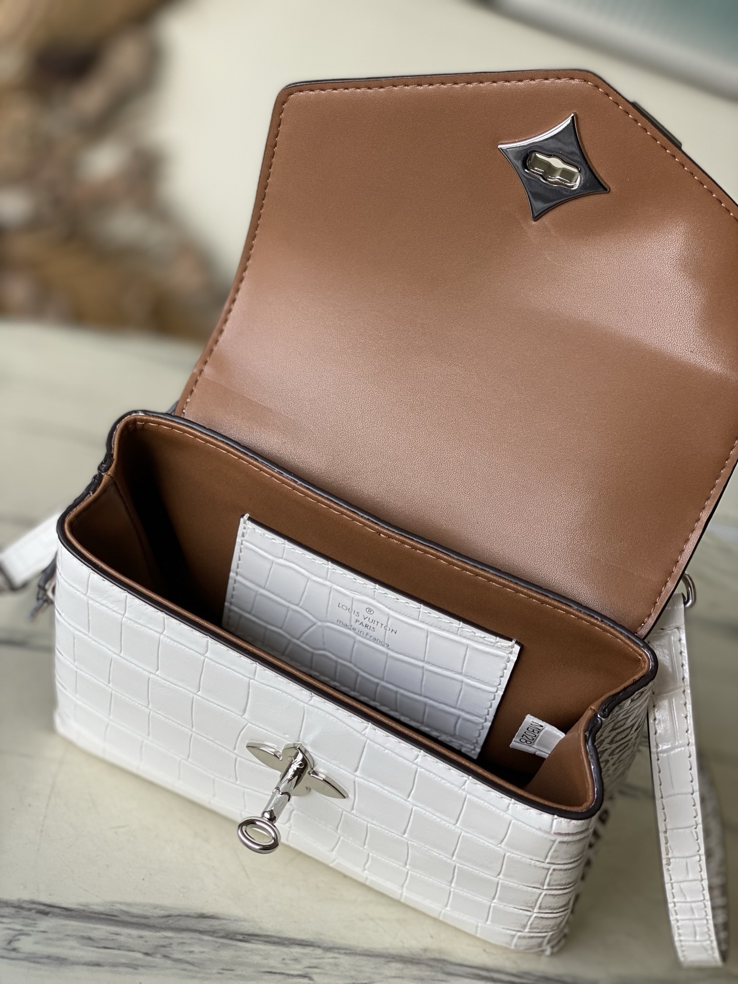 特级原厂皮 N84714 喜马拉雅白小号 Rose des Vents 小号手袋取材光滑与粒面小牛皮勾勒