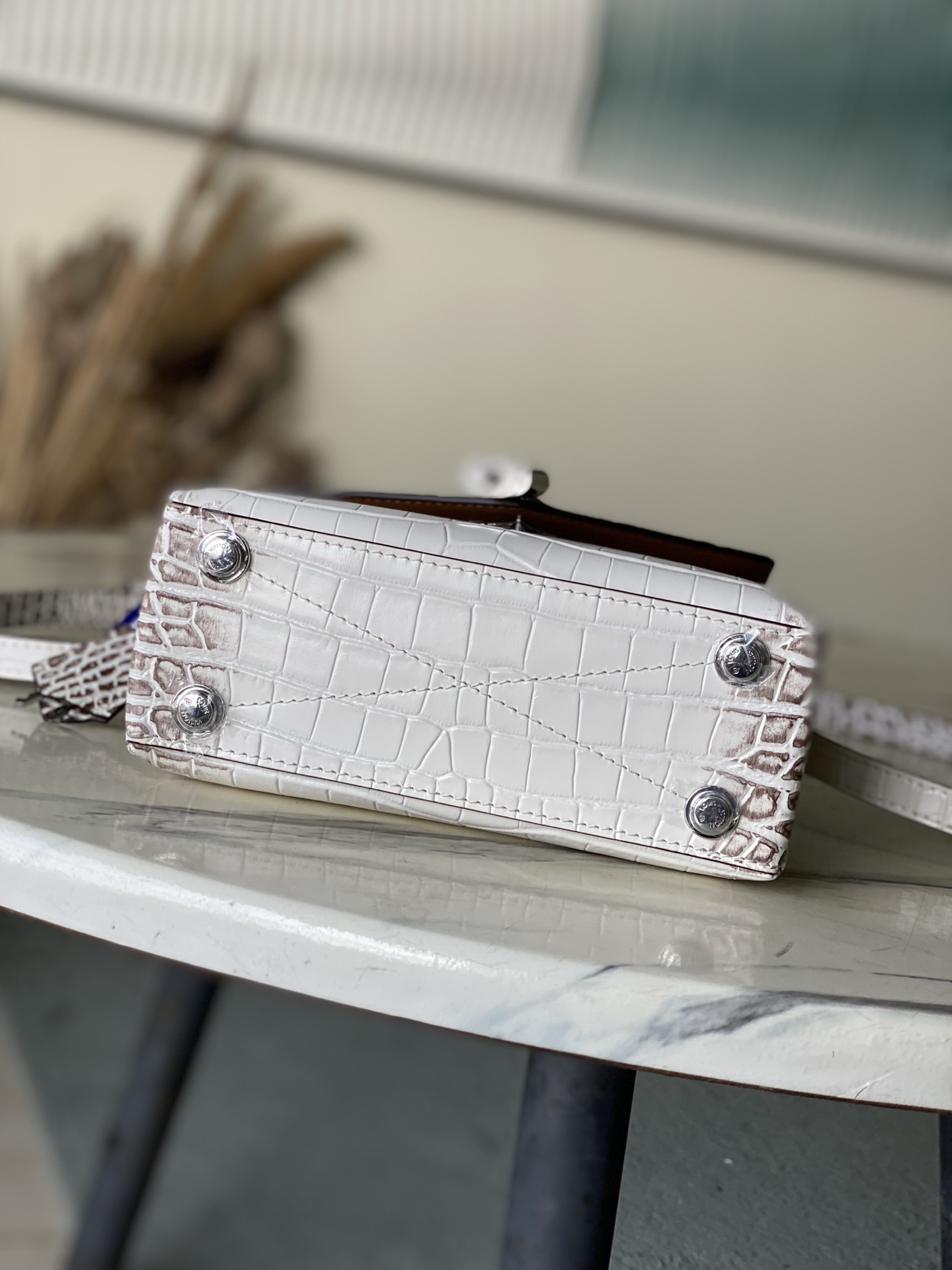 特级原厂皮 N84714 喜马拉雅白小号 Rose des Vents 小号手袋取材光滑与粒面小牛皮勾勒