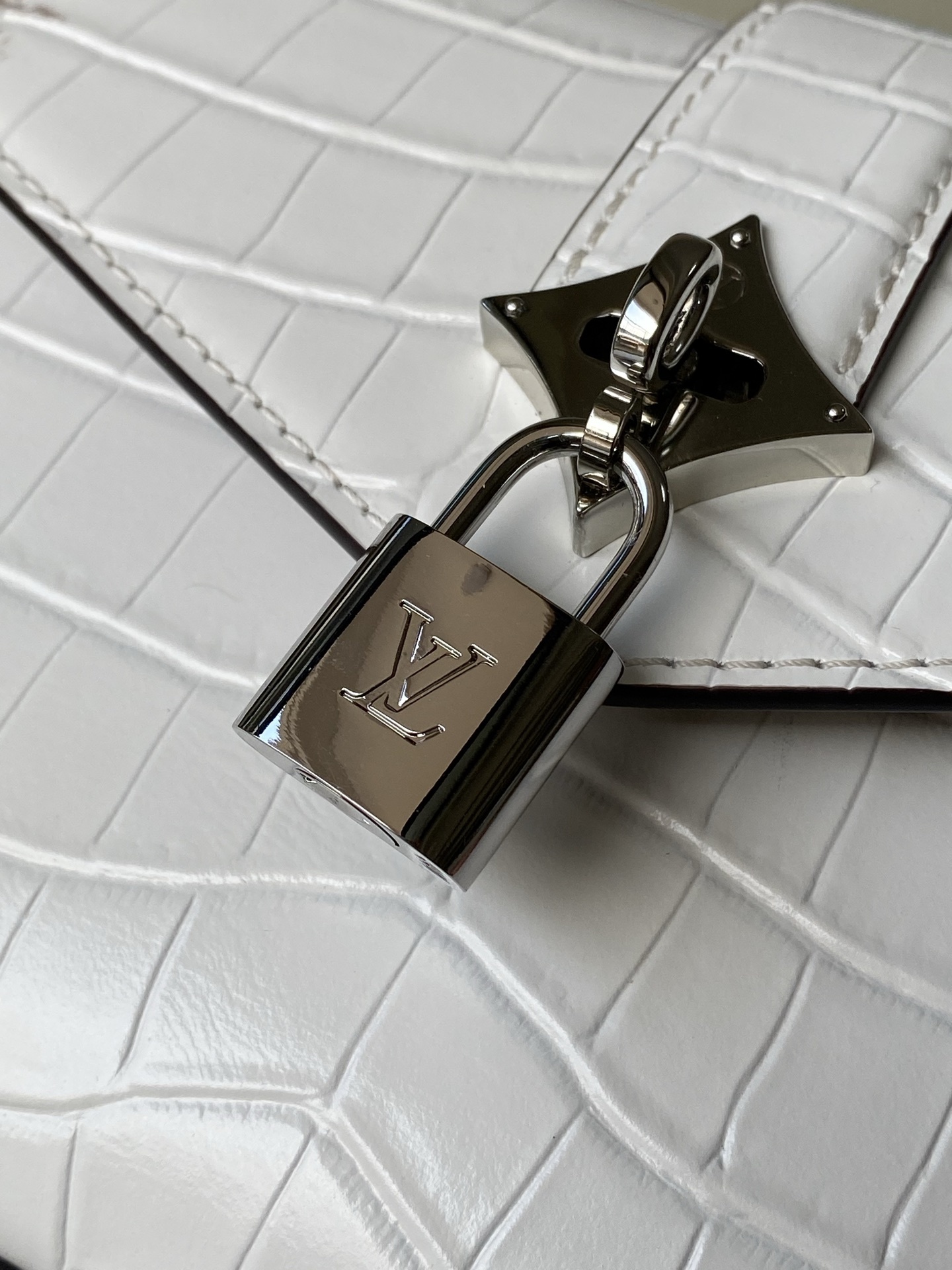 特级原厂皮 N84714 喜马拉雅白小号 Rose des Vents 小号手袋取材光滑与粒面小牛皮勾勒