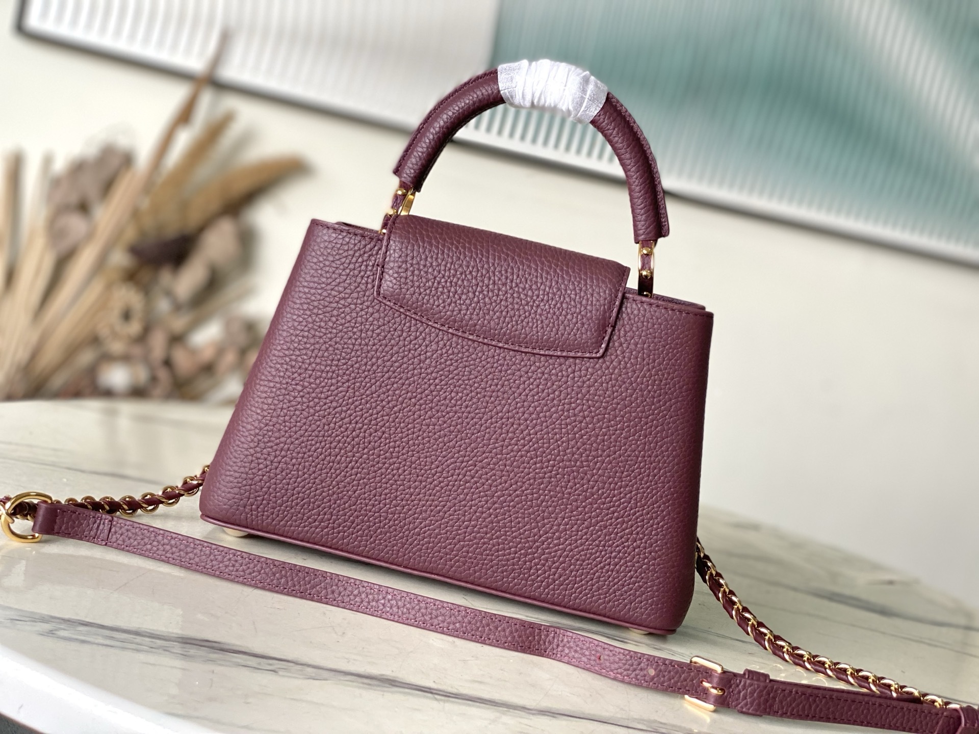 特级原厂皮 M25893 小号 酒红链条款 此款Capucines 手袋呈现柔美清新的色调 令人眼前一亮