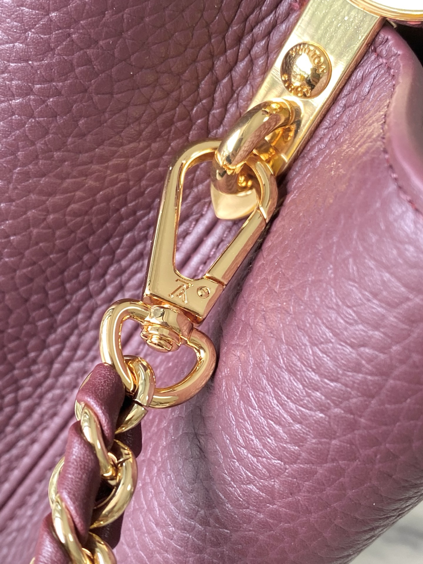 特级原厂皮 M25893 小号 酒红链条款 此款Capucines 手袋呈现柔美清新的色调 令人眼前一亮