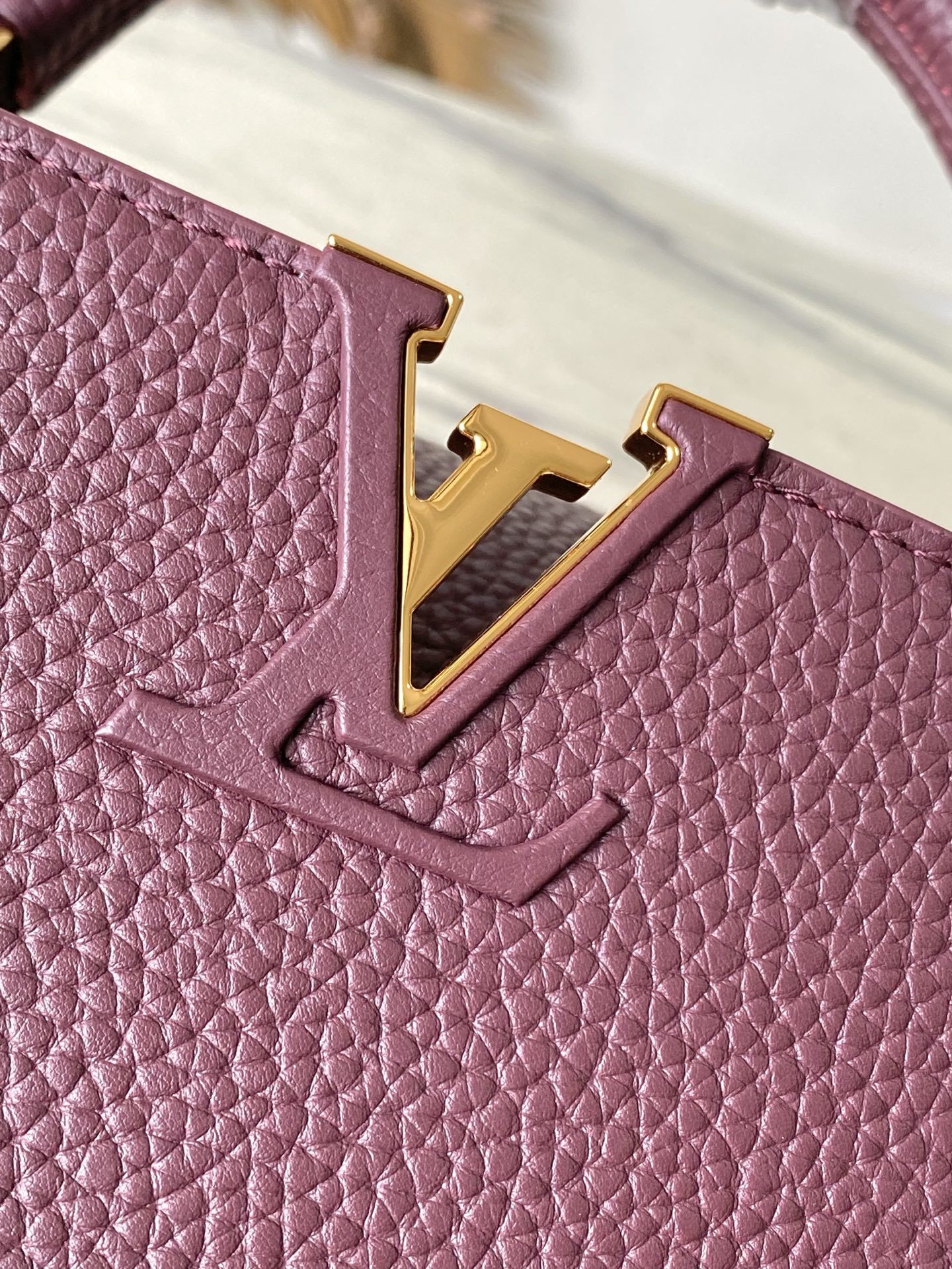 特级原厂皮 M25893 小号 酒红链条款 此款Capucines 手袋呈现柔美清新的色调 令人眼前一亮