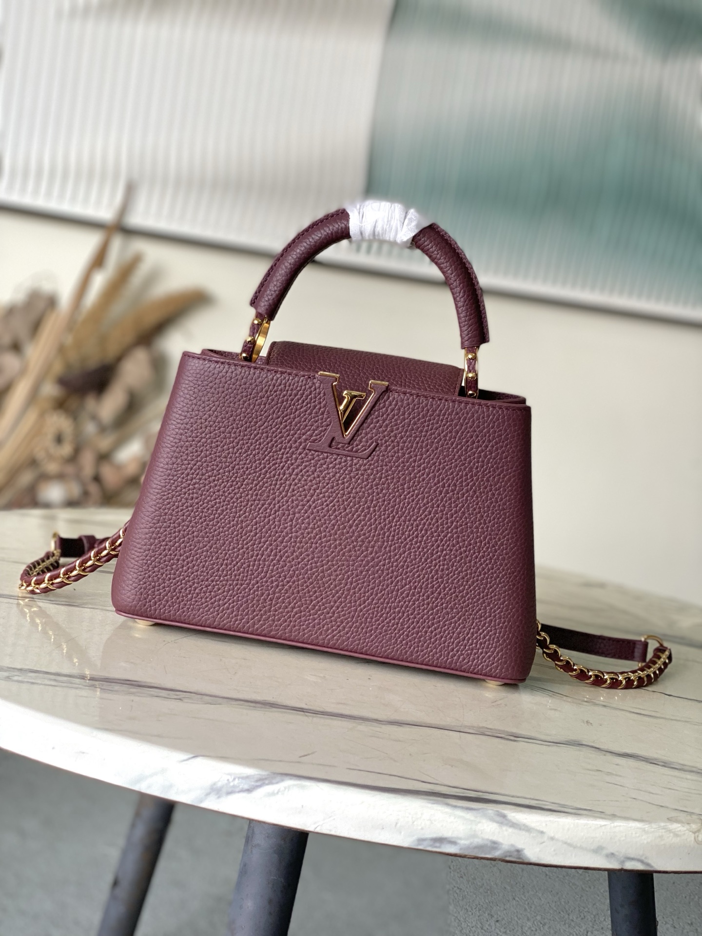 特级原厂皮 M25893 小号 酒红链条款 此款Capucines 手袋呈现柔美清新的色调 令人眼前一亮