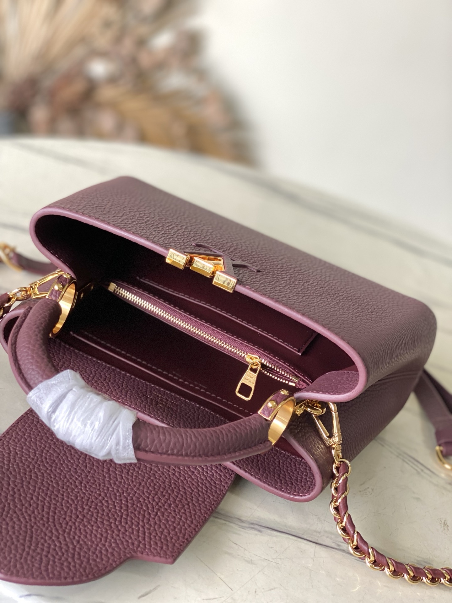 特级原厂皮 M25893 小号 酒红链条款 此款Capucines 手袋呈现柔美清新的色调 令人眼前一亮