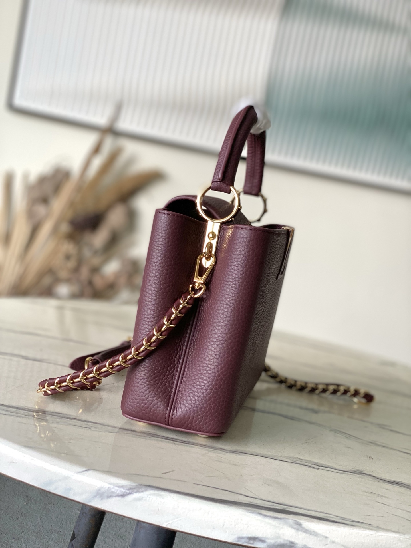 特级原厂皮 M25893 小号 酒红链条款 此款Capucines 手袋呈现柔美清新的色调 令人眼前一亮