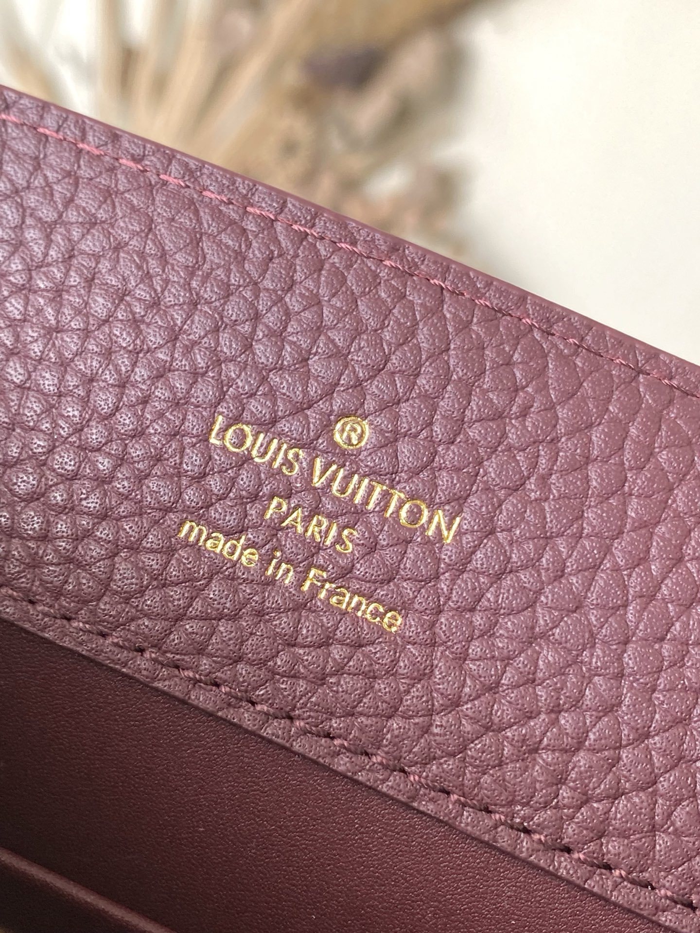 特级原厂皮 M25893 小号 酒红链条款 此款Capucines 手袋呈现柔美清新的色调 令人眼前一亮