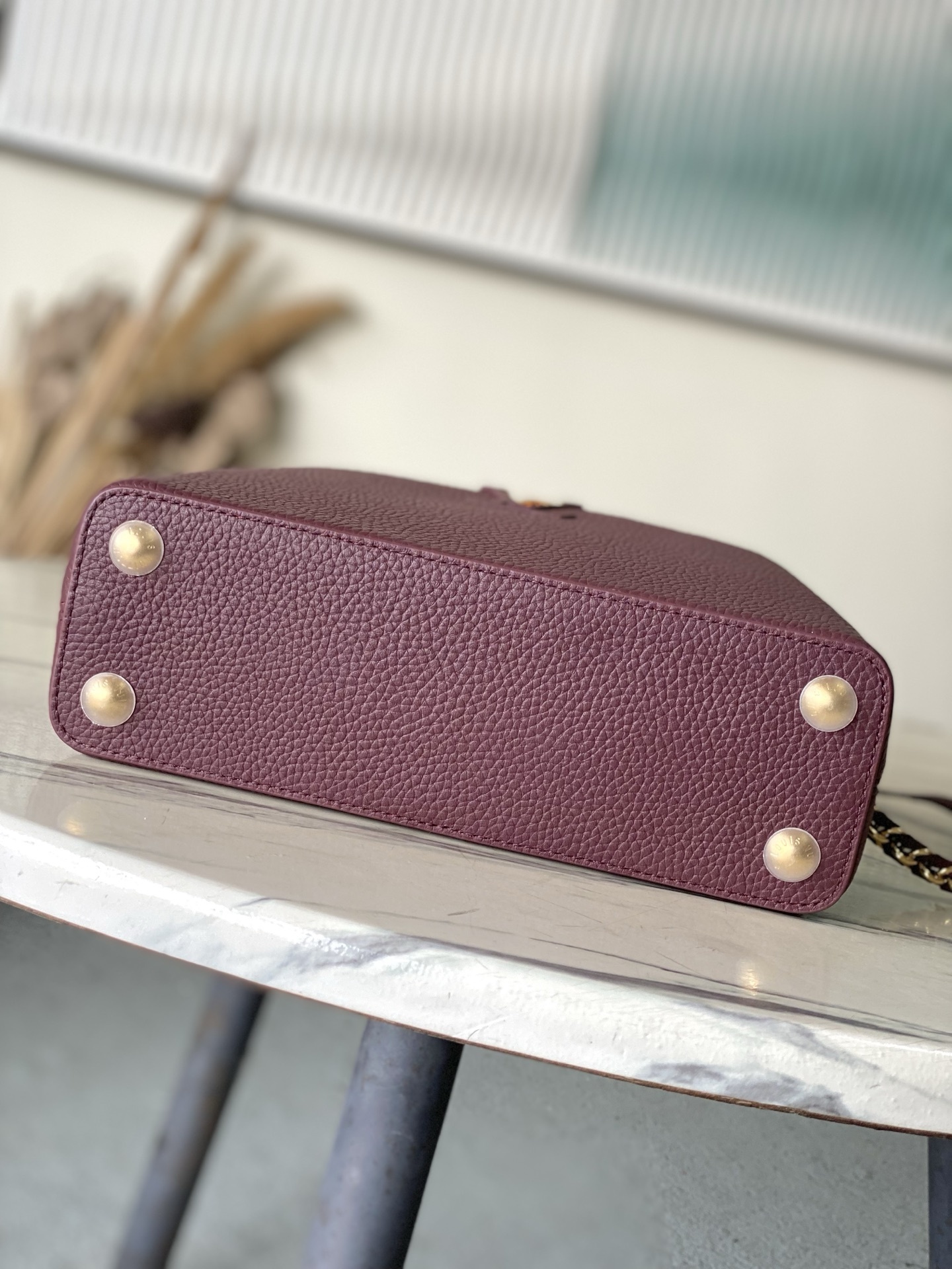 特级原厂皮 M25893 小号 酒红链条款 此款Capucines 手袋呈现柔美清新的色调 令人眼前一亮