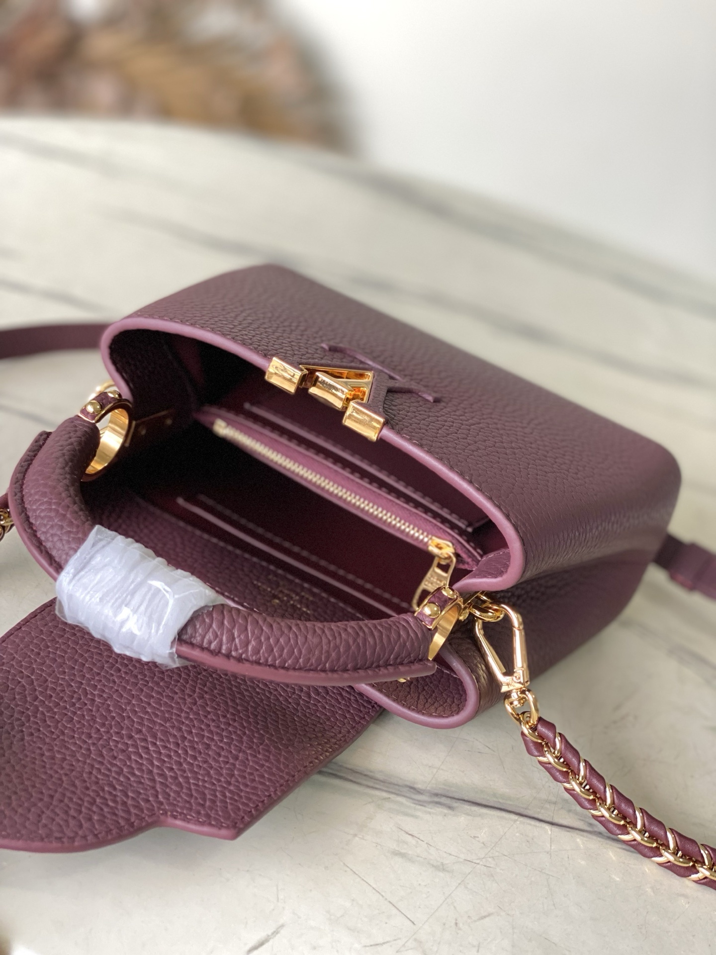 特级原厂皮 M25893 迷你 酒红链条款 此款Capucines 手袋呈现柔美清新的色调 令人眼前一亮