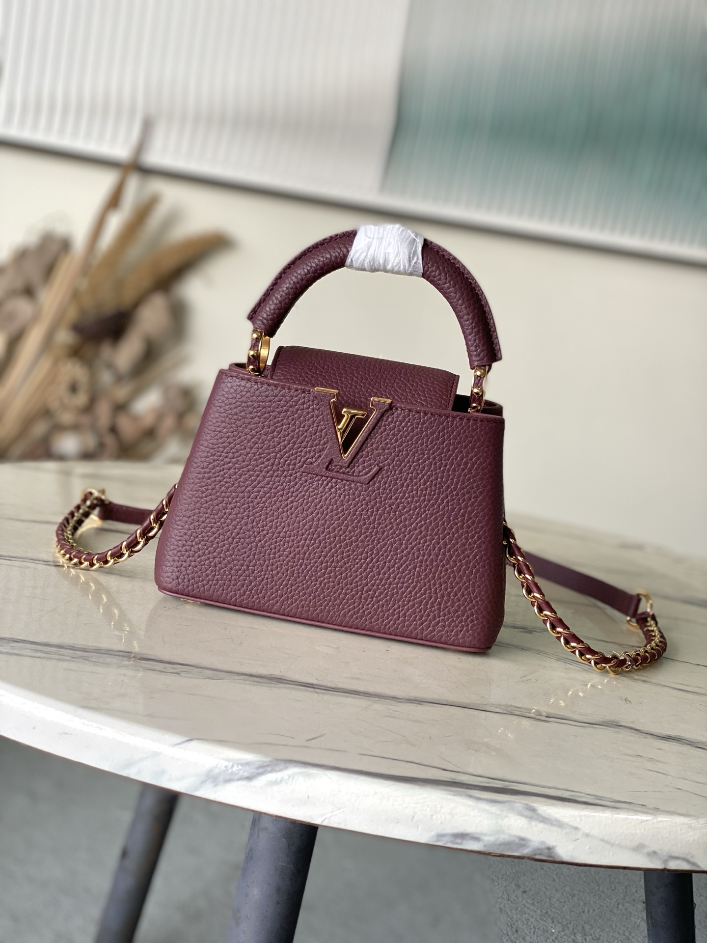 特级原厂皮 M25893 迷你 酒红链条款 此款Capucines 手袋呈现柔美清新的色调 令人眼前一亮