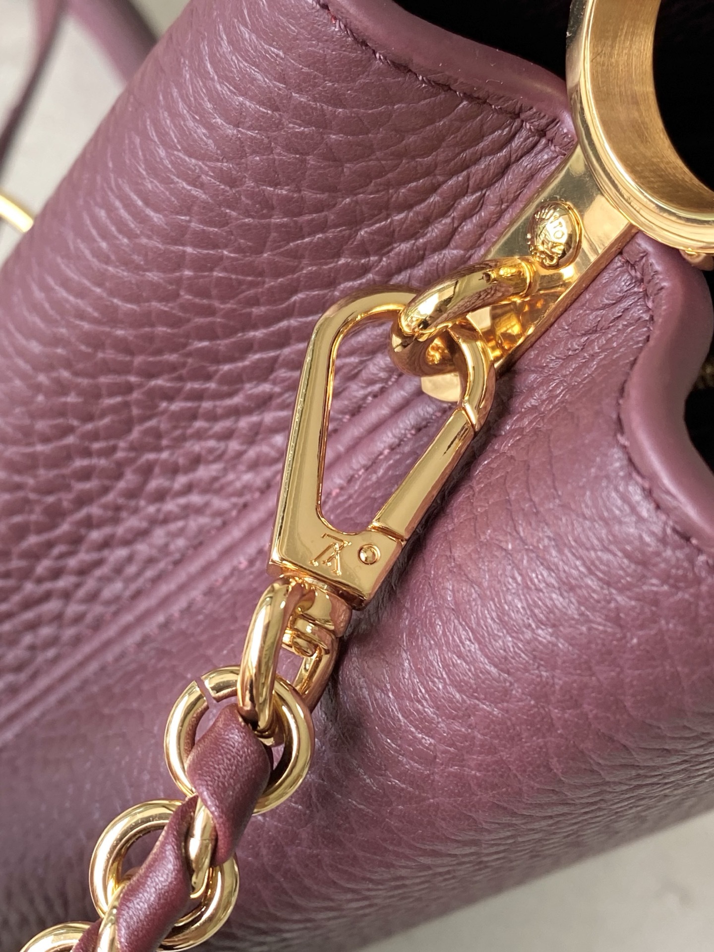 特级原厂皮 M25893 迷你 酒红链条款 此款Capucines 手袋呈现柔美清新的色调 令人眼前一亮