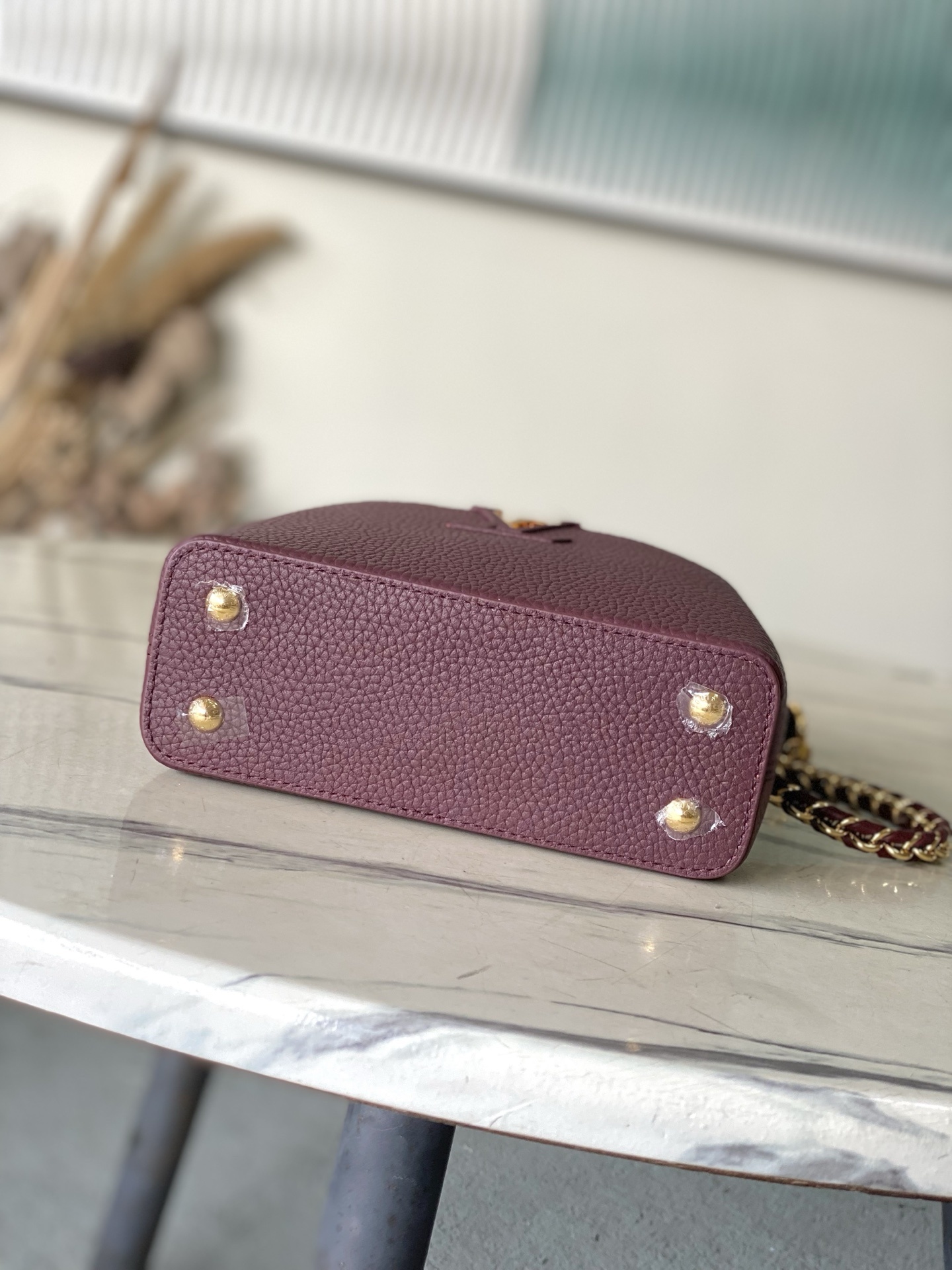 特级原厂皮 M25893 迷你 酒红链条款 此款Capucines 手袋呈现柔美清新的色调 令人眼前一亮