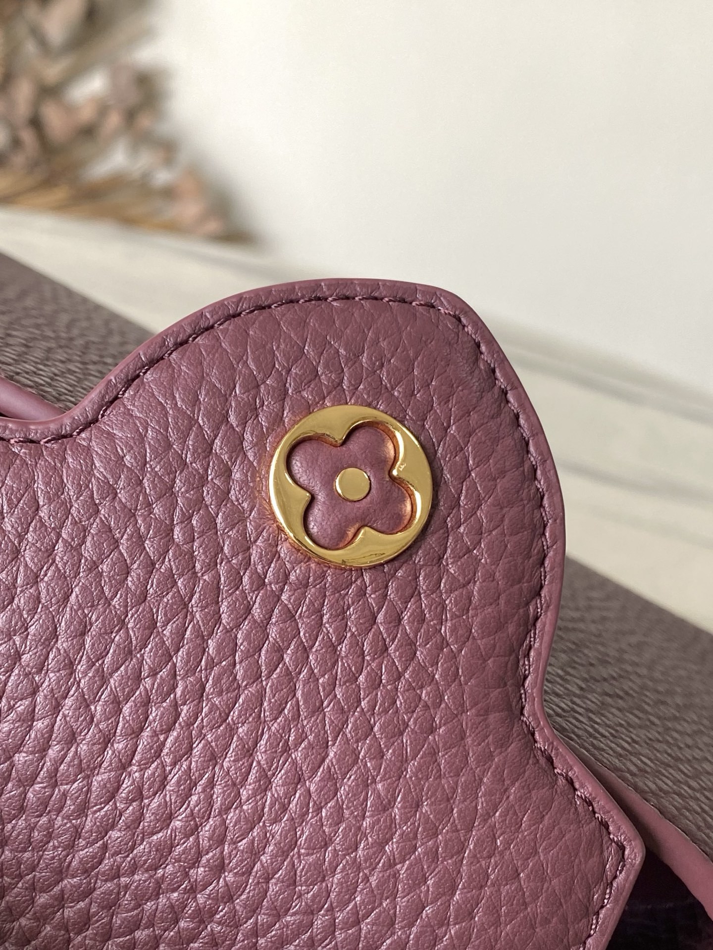 特级原厂皮 M25893 迷你 酒红链条款 此款Capucines 手袋呈现柔美清新的色调 令人眼前一亮