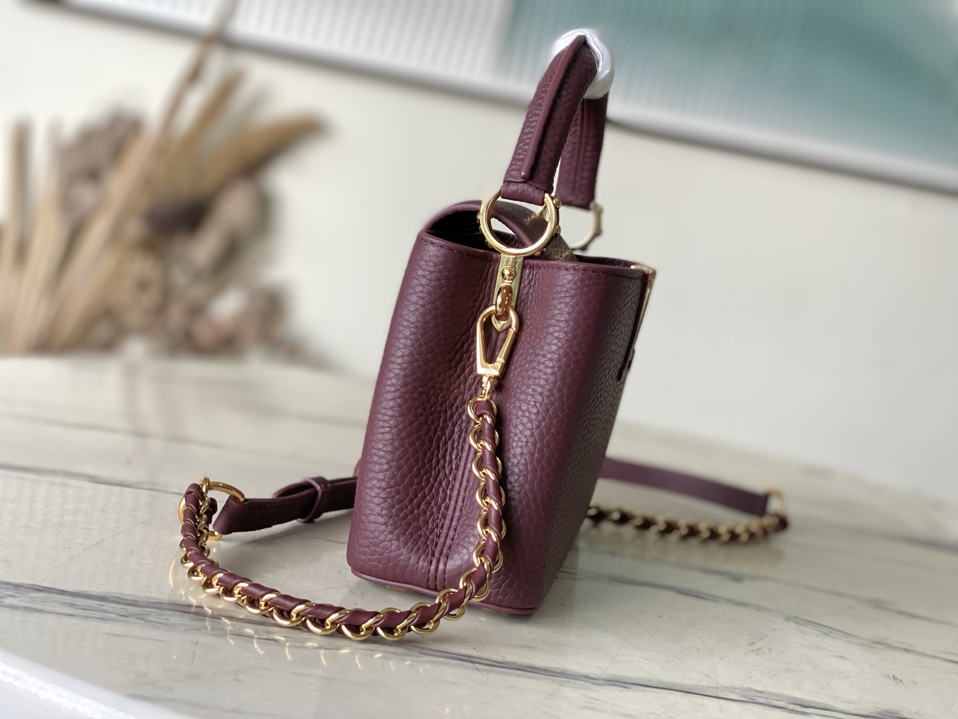 特级原厂皮 M25893 迷你 酒红链条款 此款Capucines 手袋呈现柔美清新的色调 令人眼前一亮