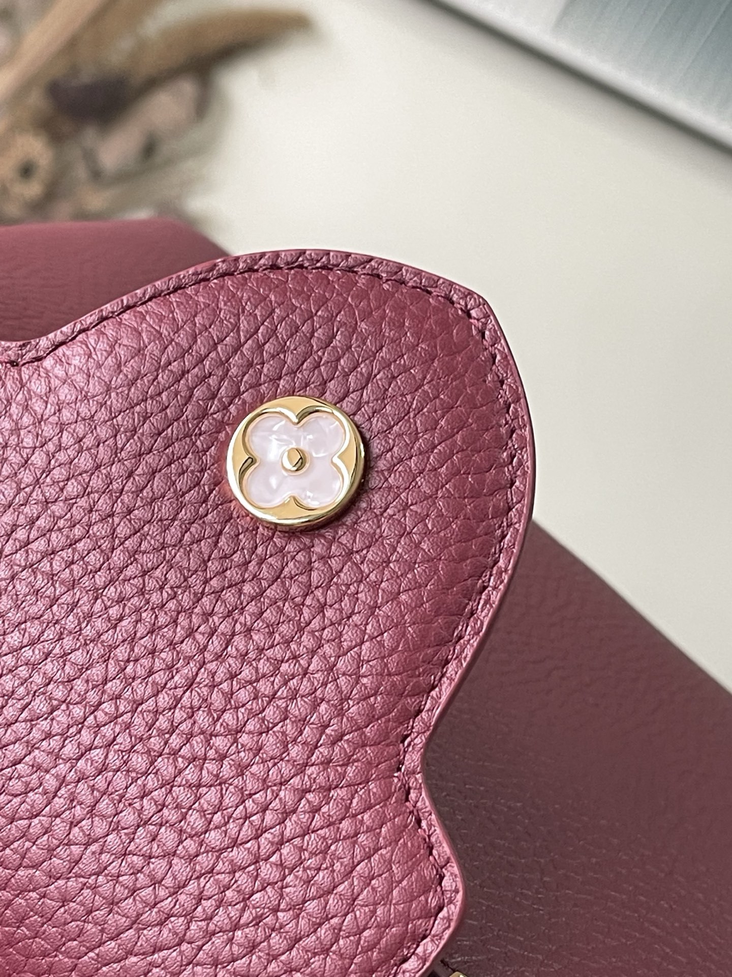 特级原厂皮 M25404 枣红金 本款Capucines BB手袋取材经典Taurillon 牛皮革,以